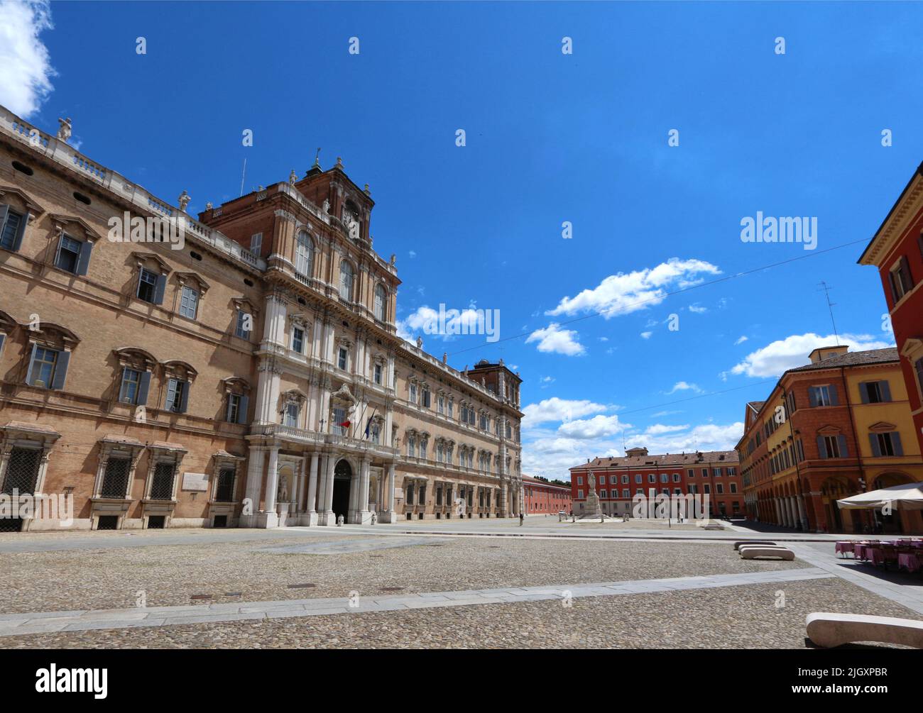 Módena, Emilia-Romagna, Italia, panorama de la Piazza Roma con en el fondo la fachada del antiguo palacio ducal, ahora la Academia Militar, turista Foto de stock