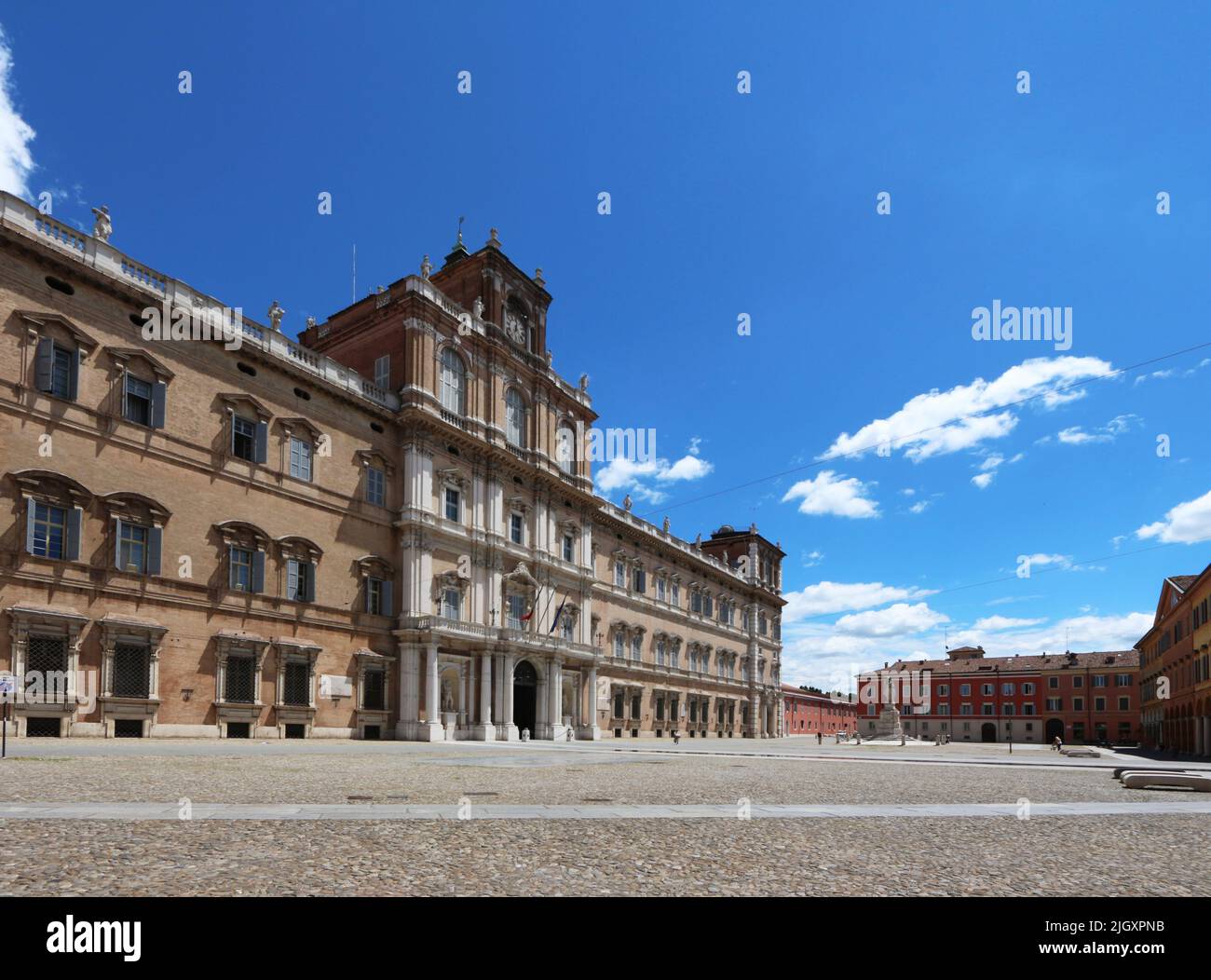 Módena, Emilia-Romagna, Italia, panorama de la Piazza Roma con en el fondo la fachada del antiguo palacio ducal, ahora la Academia Militar, turista Foto de stock