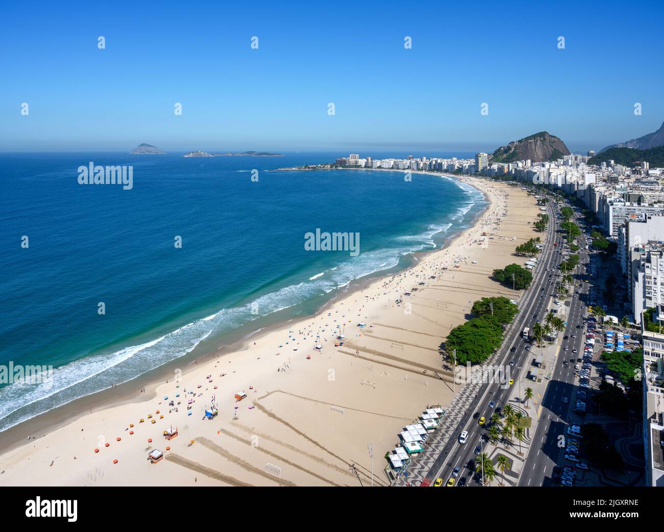 Playa de Copacabana desde el techo del Hotel Hilton, Copacabana, Río de Janeiro, Brasil Foto de stock