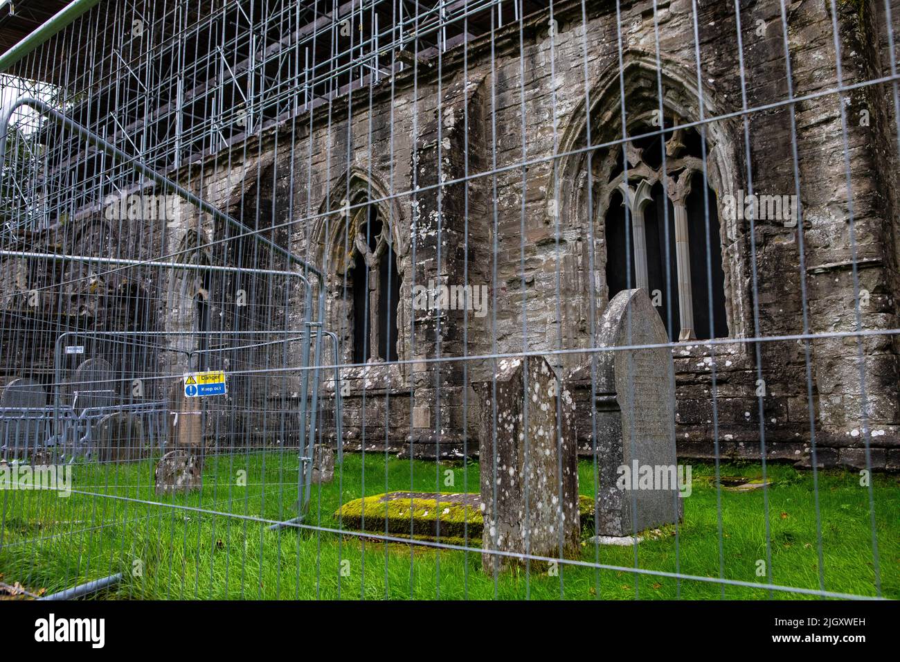 Dunkeld, Escocia - Octubre de 11th 2021: Se están llevando a cabo importantes obras de restauración en la histórica Catedral de Dunkeld en la hermosa ciudad de Dunkeld in Foto de stock