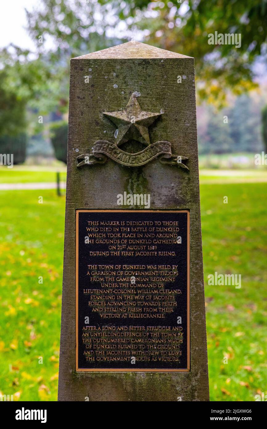 Dunkeld, Escocia - Octubre de 11th 2021: Monumento en la Catedral de Dunkeld en Escocia, dedicado a los que murieron en la Batalla de Dunkeld en 1689 durante Foto de stock
