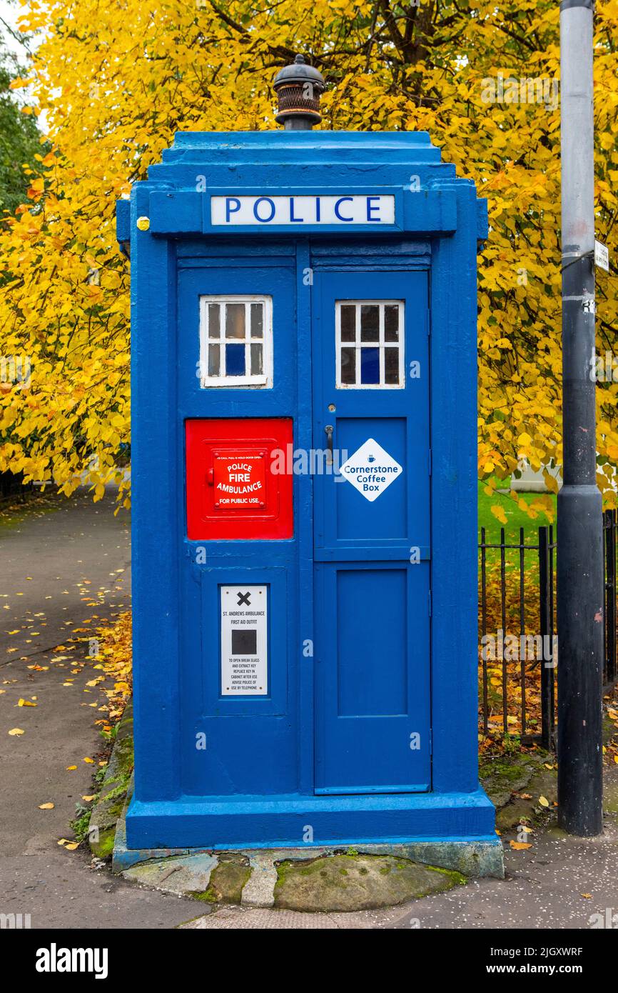 Glasgow, Escocia - Octubre de 12th 2021: Una antigua caja de policía en Cathedral Square en la hermosa ciudad de Glasgow, en Scotland.The caja se utiliza ahora como un Foto de stock