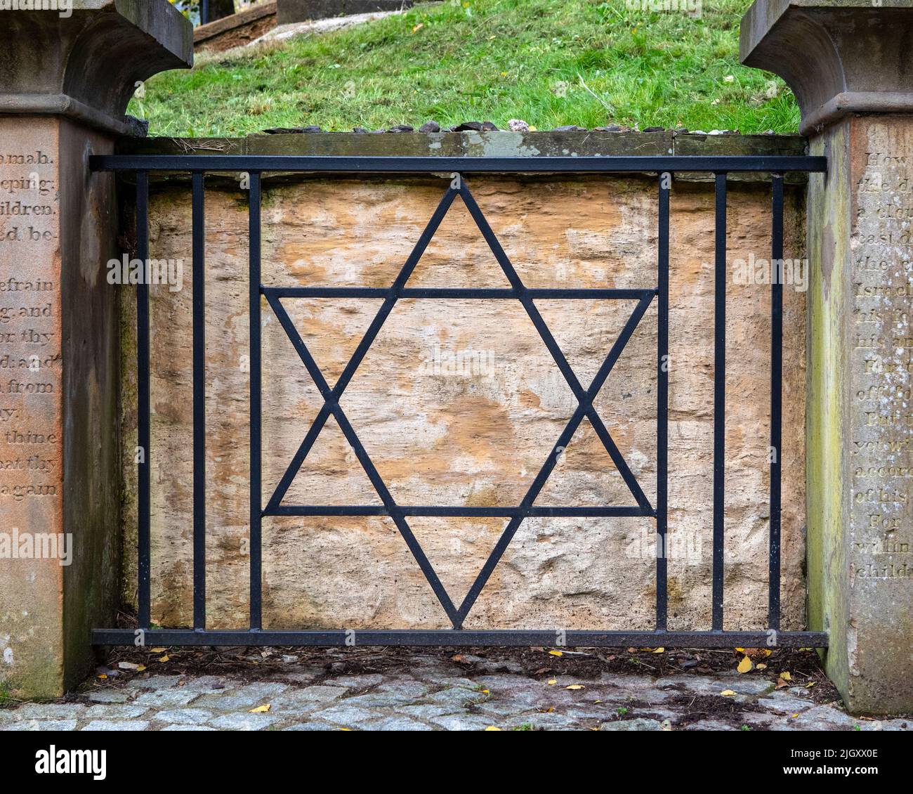 Glasgow, Escocia - Octubre de 12th 2021: La estrella judía en el cementerio judío de la Necrópolis de Glasgow en Glasgow, Escocia. Foto de stock