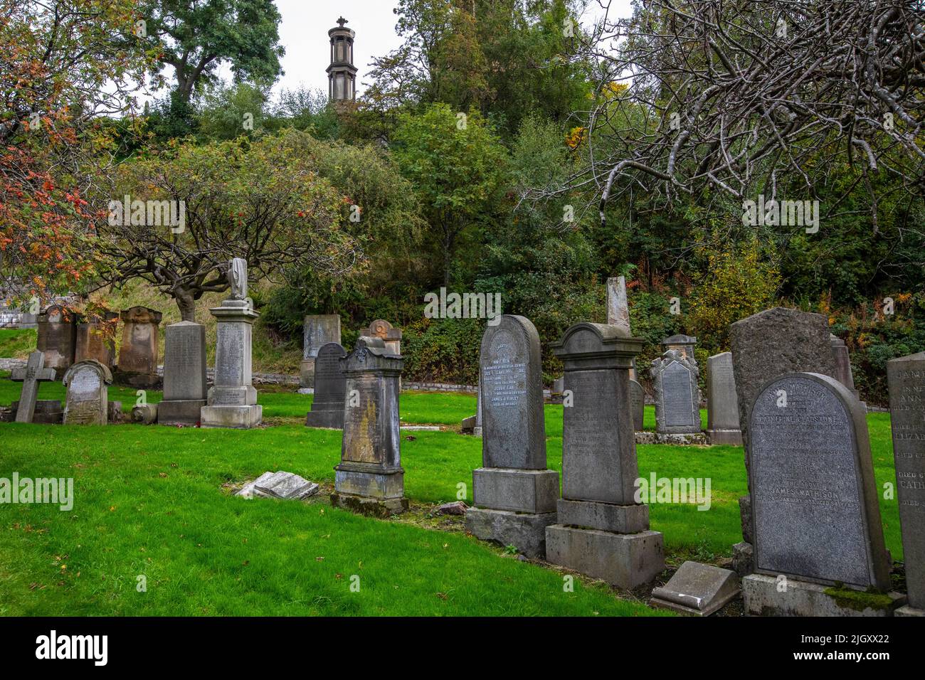 Glasgow, Escocia - Octubre de 12th 2021: Vista de las lápidas en la histórica Necrópolis de Glasgow en la ciudad de Glasgow, Escocia. Foto de stock