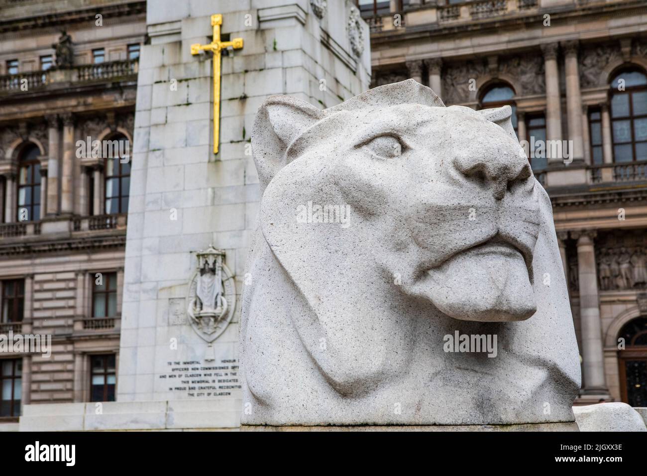 Primer plano de una de las famosas esculturas del león en el Glasgow Cenotaph, dedicado a aquellos que perdieron la vida en ambas guerras mundiales, en la ciudad de GLA Foto de stock