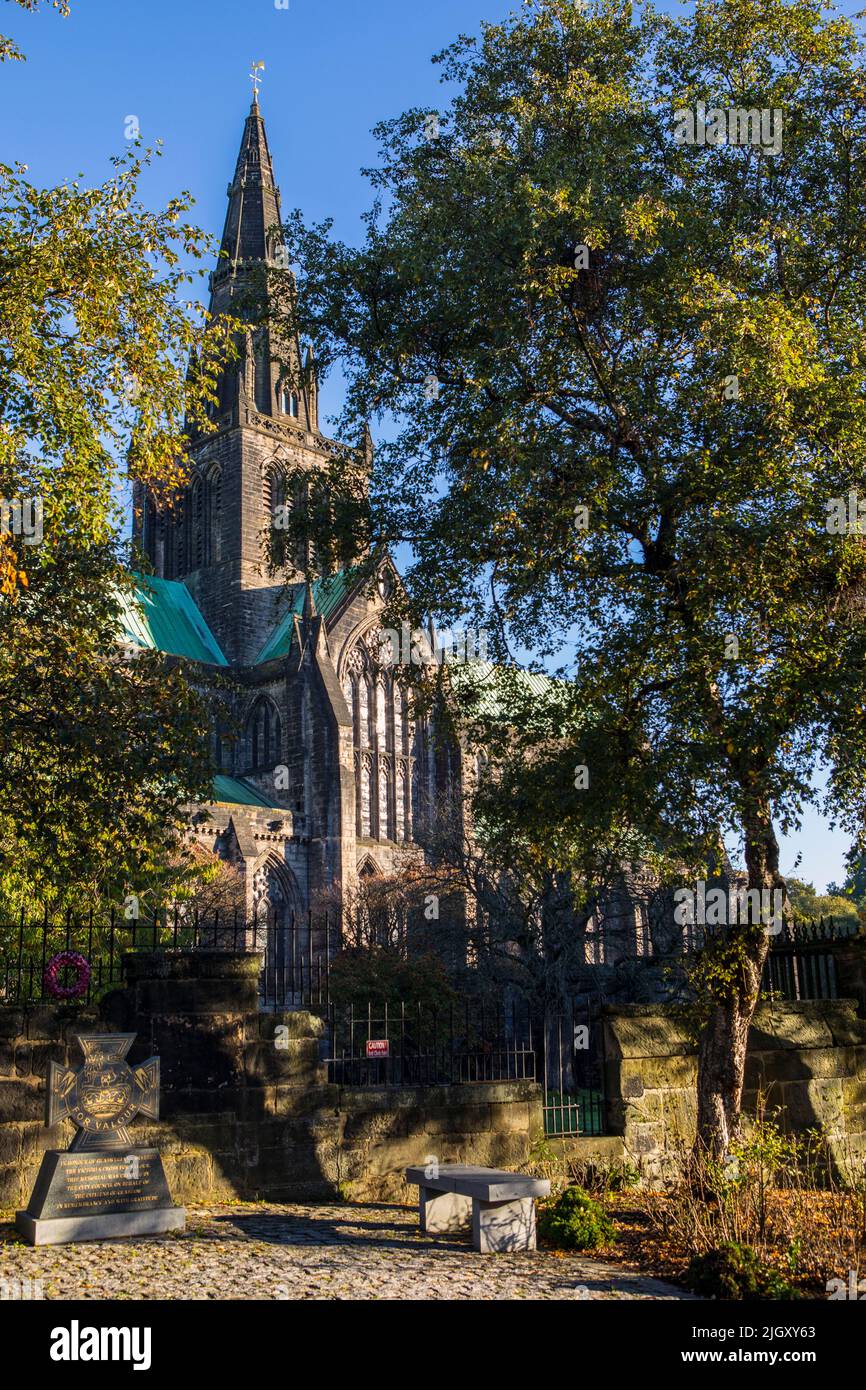 Glasgow, Escocia - Octubre de 15th 2021: La histórica Catedral de Glasgow, o también conocida como Catedral de San Mungos vista desde la Necrópolis de Glasgow, en la ciudad Foto de stock