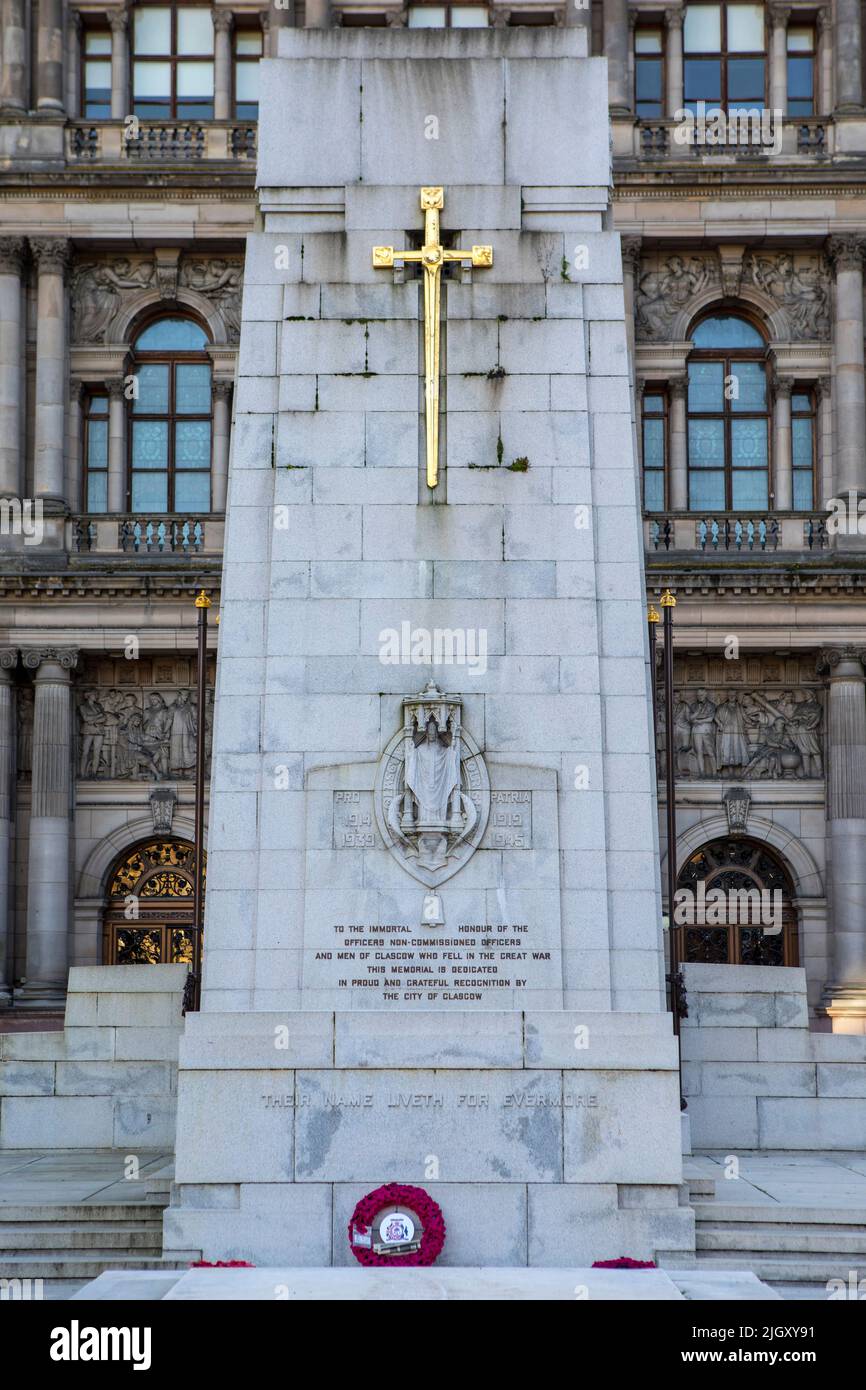 Glasgow, Escocia - Octubre de 15th 2021: Vista del Cenotafio de Glasgow - dedicado a los que perdieron la vida en ambas guerras mundiales, en la ciudad de Glasg Foto de stock