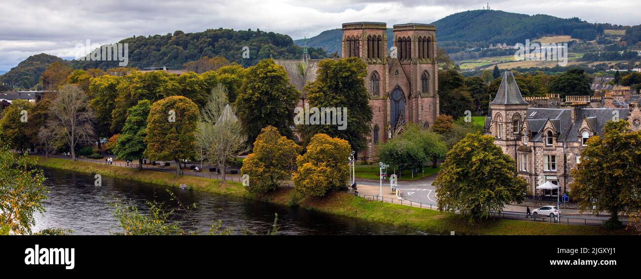 Inverness, Escocia - Octubre 8th 2021: La Catedral de Inverness, también conocida como la Iglesia Catedral de San Andrés, vista desde los terrenos de Inverness ca Foto de stock