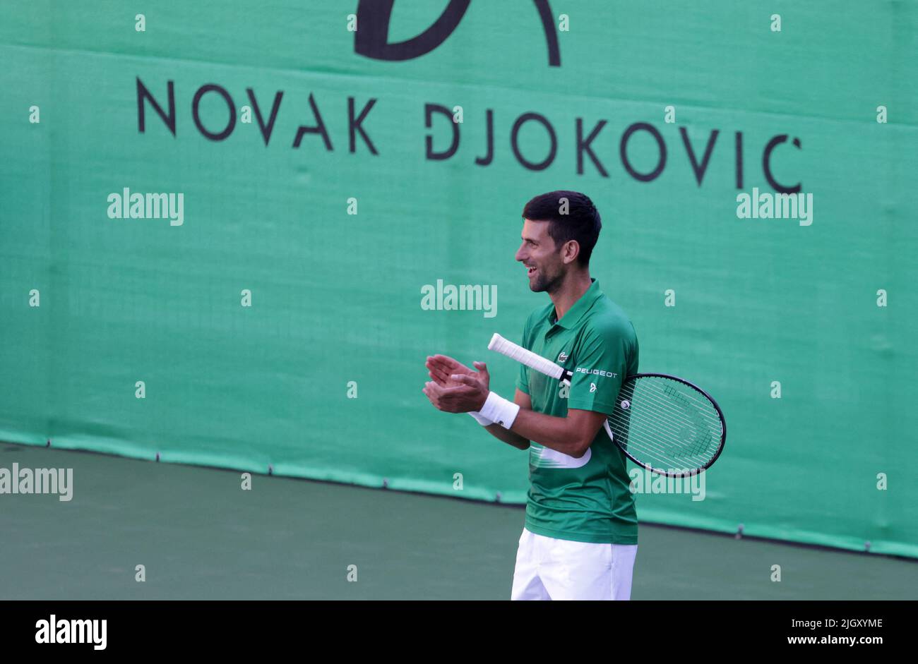 El tenista serbio Novak Djokovic actúa durante la apertura de un centro  regional de tenis que preparará a los mejores tenistas para los torneos más  importantes, en Visoko, Bosnia y Herzegovina el