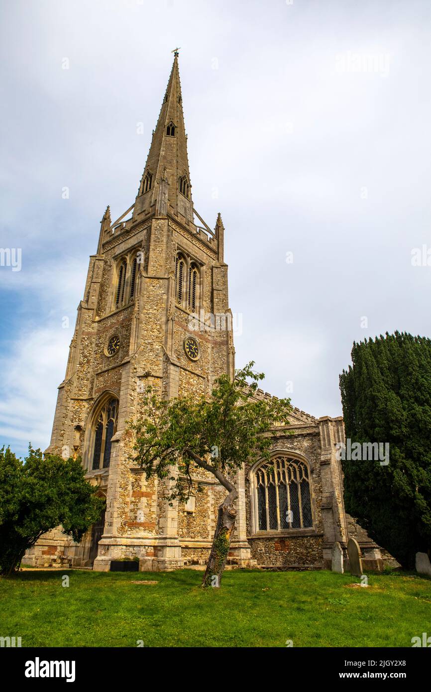 Una vista de la magnífica Iglesia Parroquial de Thaxted en la ciudad de Thaxted en Essex, Reino Unido. Foto de stock