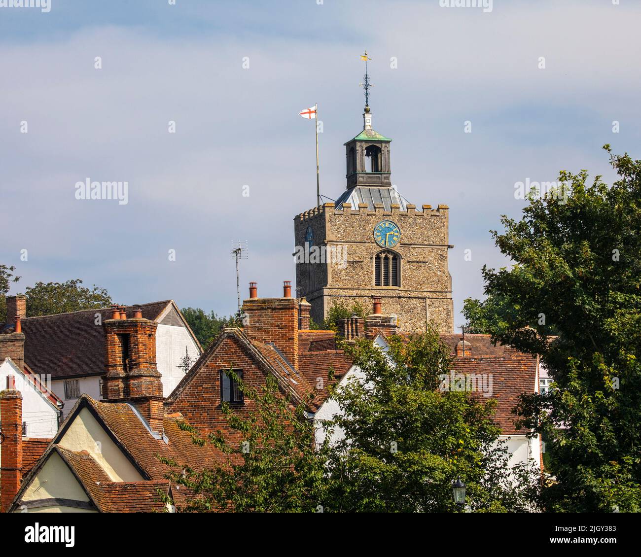 La torre de la iglesia San Juan Bautista en el hermoso pueblo de Finchingfield en Essex, Reino Unido. Foto de stock