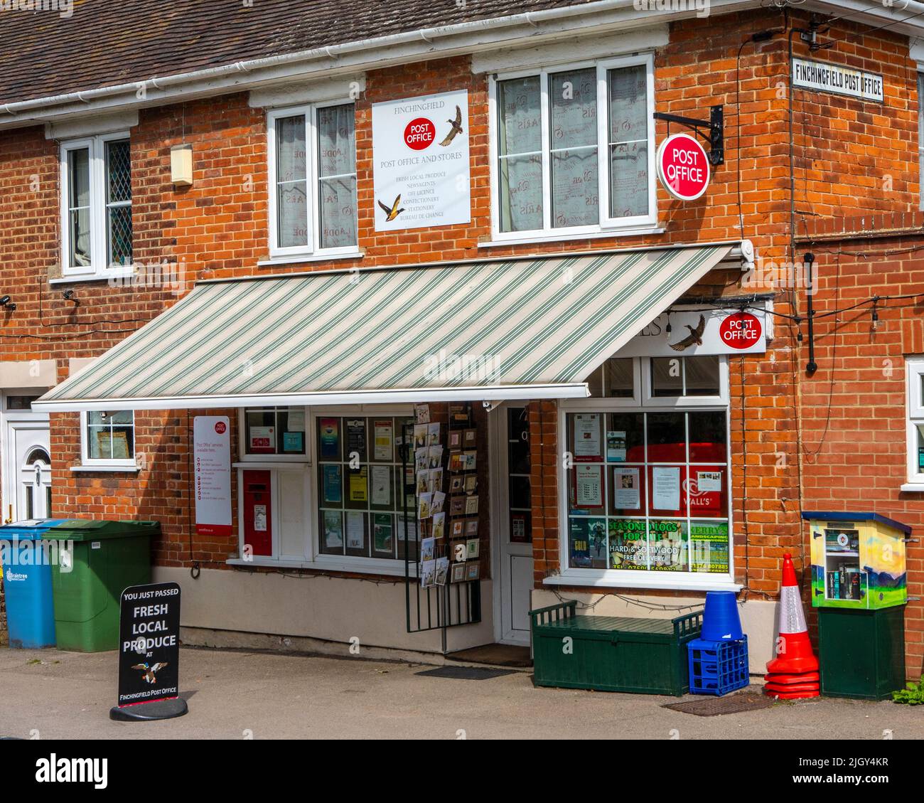 Essex, Reino Unido - Septiembre de 6th 2021: La oficina de correos local y tienda de artículos varios en el hermoso pueblo de Finchingfield en Essex, Reino Unido. Foto de stock