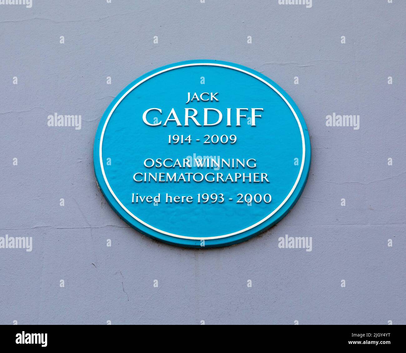 Essex, Reino Unido - Septiembre de 6th 2021: Una placa azul en la hermosa ciudad de Saffron Walden en Essex, Reino Unido, que marca el lugar donde el cinemato ganador del Oscar Foto de stock