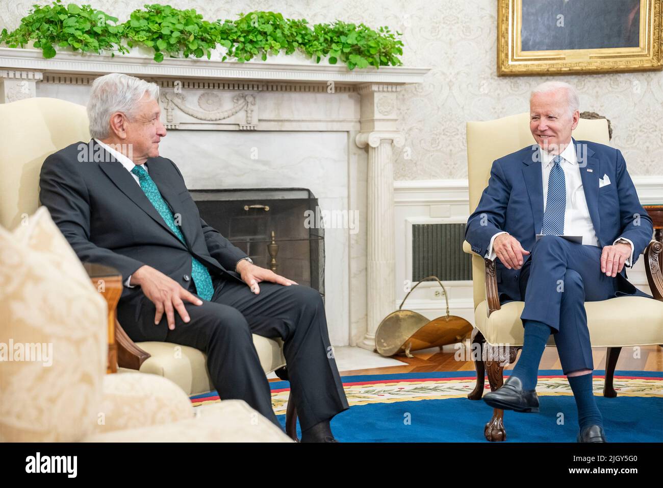 Washington, Estados Unidos de América. 12th de julio de 2022. Washington, Estados Unidos de América. 12 de julio de 2022. Joe Biden, Presidente de Estados Unidos, sostiene una reunión bilateral cara a cara con el Presidente de México Andrés Manuel López Obrador, a la izquierda, en la Oficina Oval de la Casa Blanca, 12 de julio de 2022 en Washington, DC Crédito: Adam Schultz/White House Photo/Alamy Live News Foto de stock