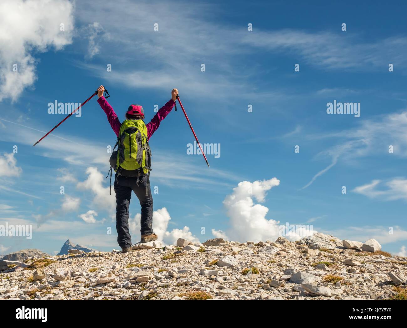 Senderismo activo, disfrutando de la vista, mirando al paisaje de las montañas Dolomitas Foto de stock