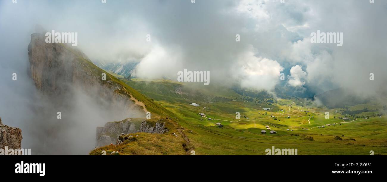 Vista panorámica de las montañas Dolomitas desde Seceda sobre Odle Puez Foto de stock