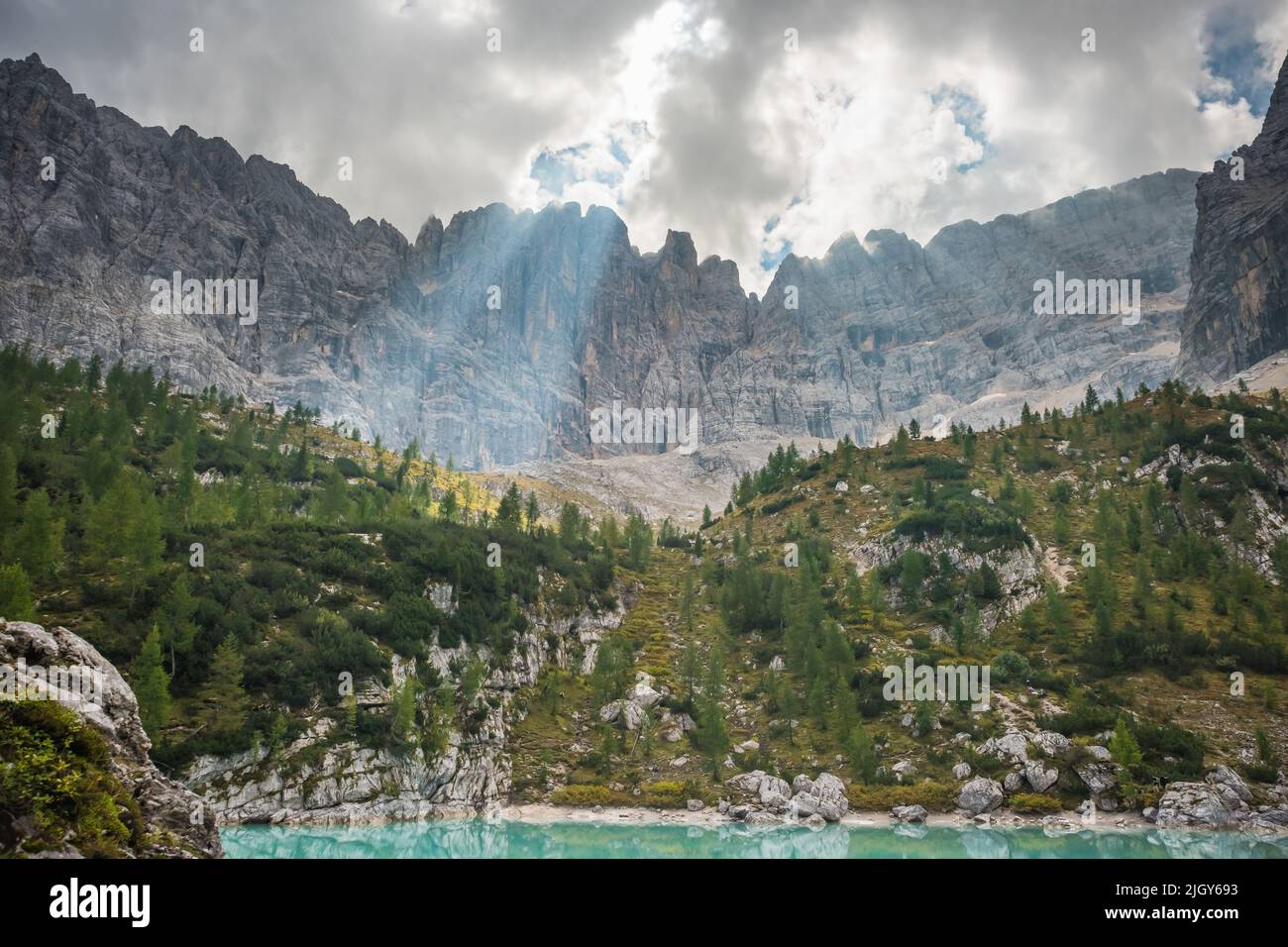 Impresionante vista del Lago Sorapis di Sorapis Dolomitas, Italia Foto de stock