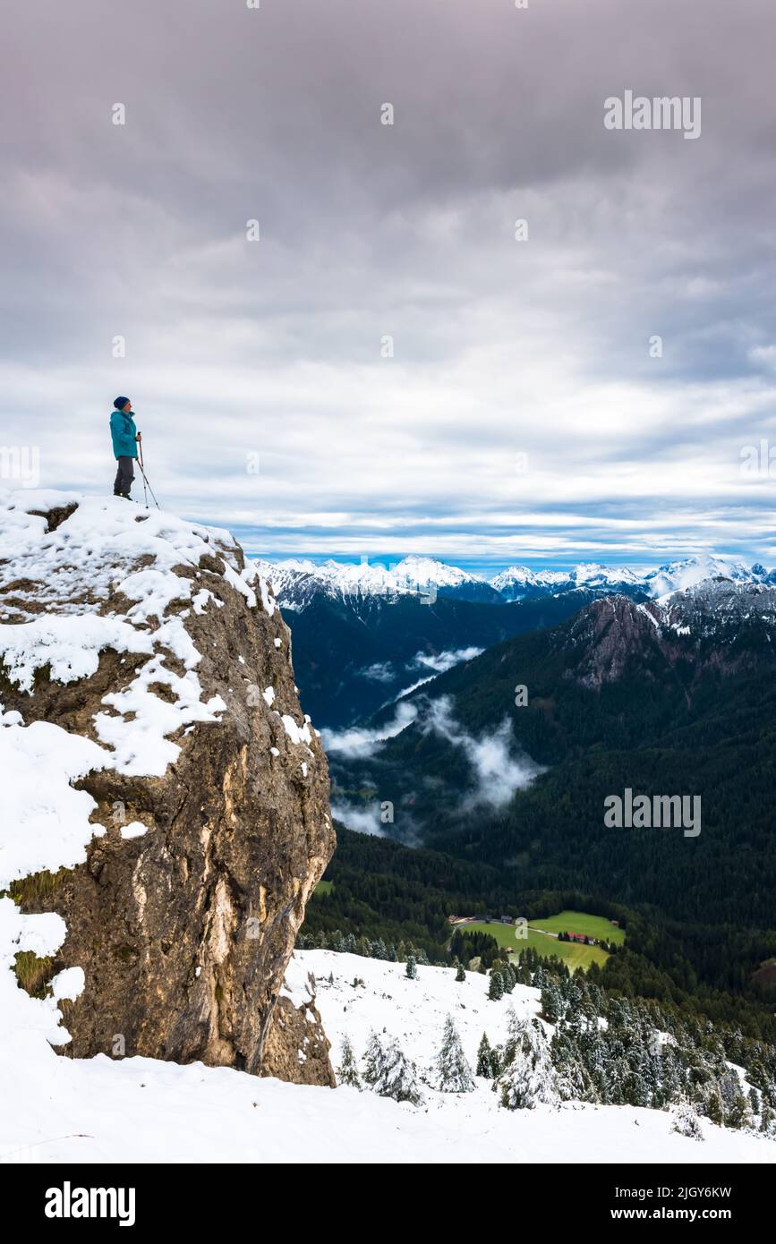 Mujer de mediana edad sobre el pico de la montaña en contra de hermosas montañas viaje con éxito Foto de stock