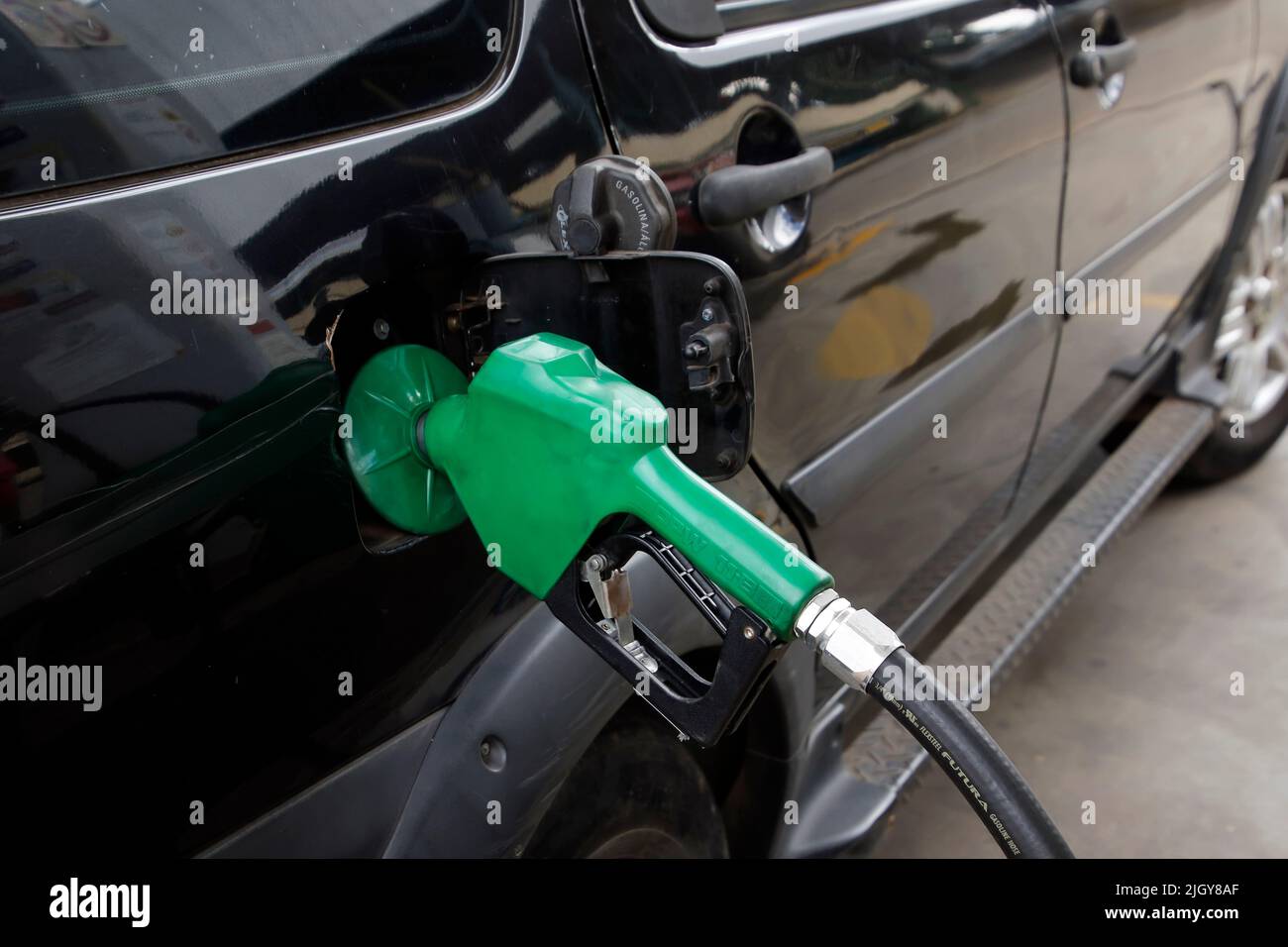 Minas Gerais, Brasil - 30 de marzo de 2022: Gasolina al repostar un vehículo en una gasolinera Foto de stock