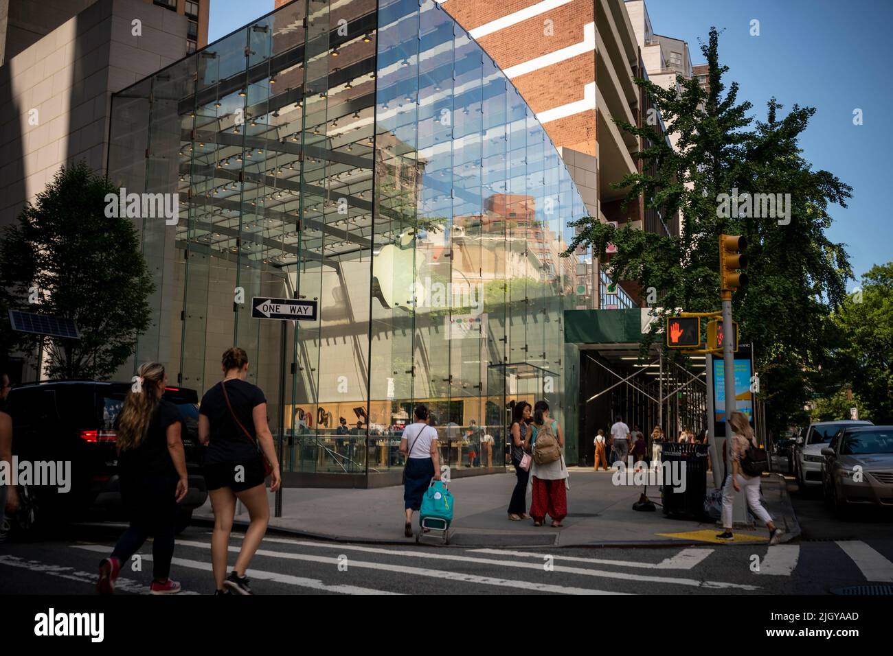 La Manzana brilla sobre el barrio Upper West Side Apple Store en Nueva