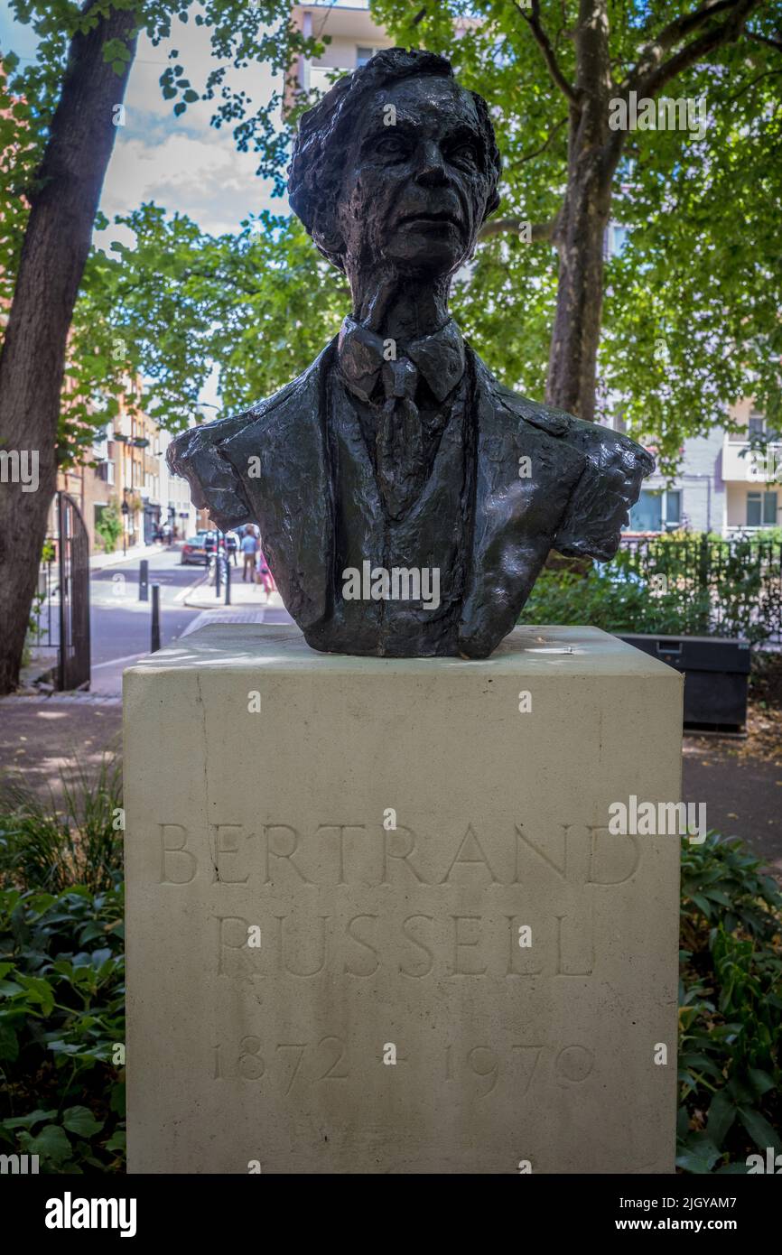 Bertrand Russell Escultura en Red Lion Square Gardens Holborn Londres. Bronce, inscripción Bertrand Russell, 1872-1970. Escultor Marcelle Quinton 1980. Foto de stock