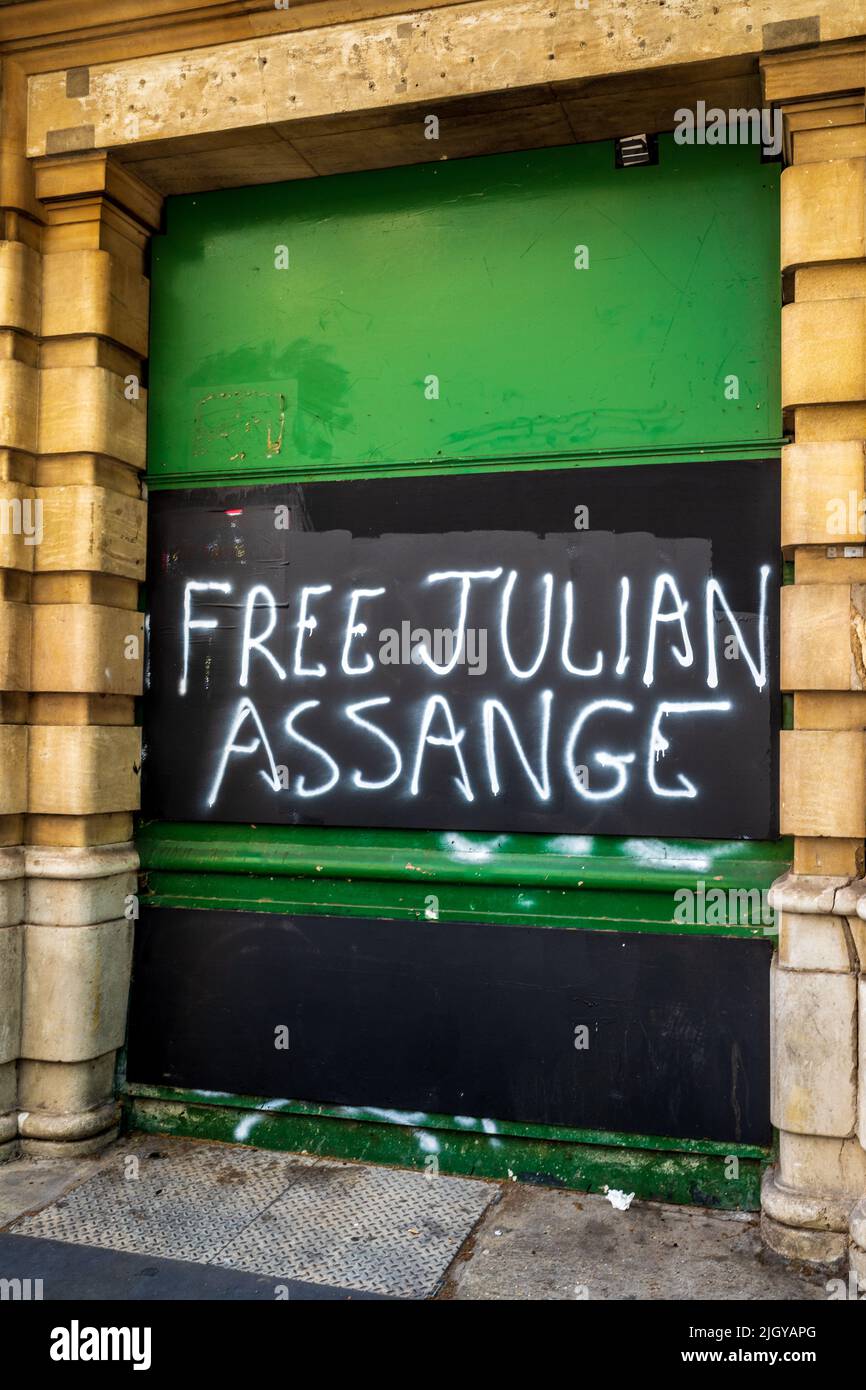 Graffiti Julian Assange gratis en el centro de Londres. Protesta de Julian Assange. Foto de stock