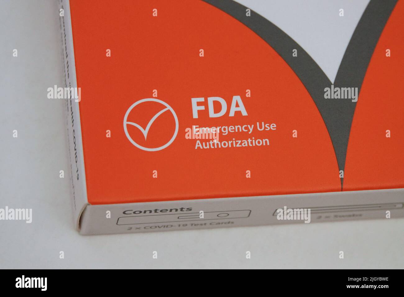 EE.UU. - 11 de julio de 2022: Se muestra un aviso de Autorización de Uso de Emergencia de la FDA impreso en una caja de pruebas doméstica COVID-19. Sólo para uso editorial. Foto de stock