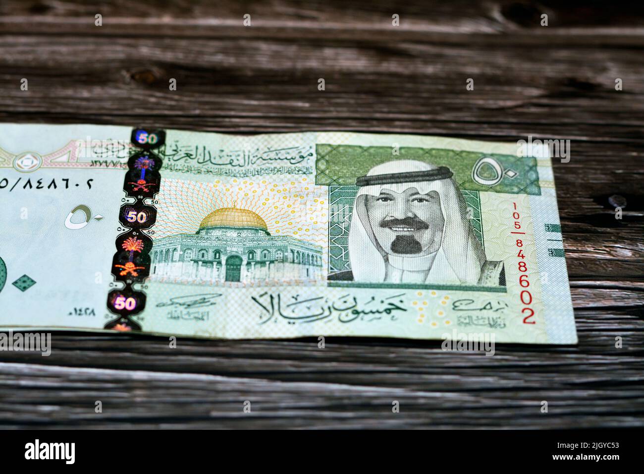 Pila DE ARABIA SAUDITA 50 SAR Cincuenta riyales sauditas billetes en  efectivo con la foto del rey Abdullah Bin Abdulaziz Al Saud y la Cúpula de  la Roca iso Fotografía de stock -