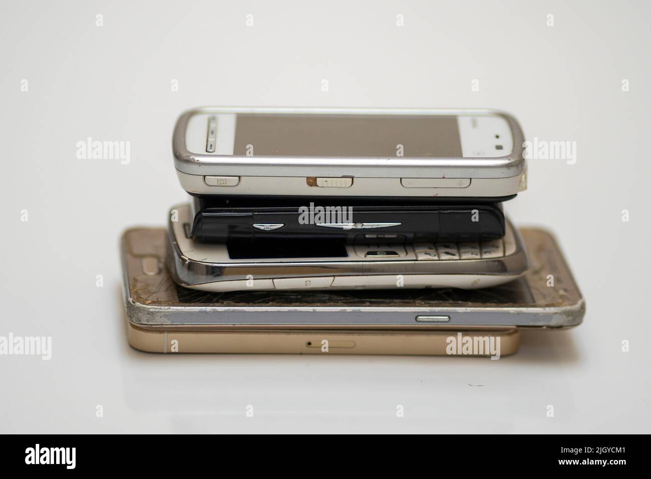 Un primer plano de los smartphones dañados desechados Foto de stock