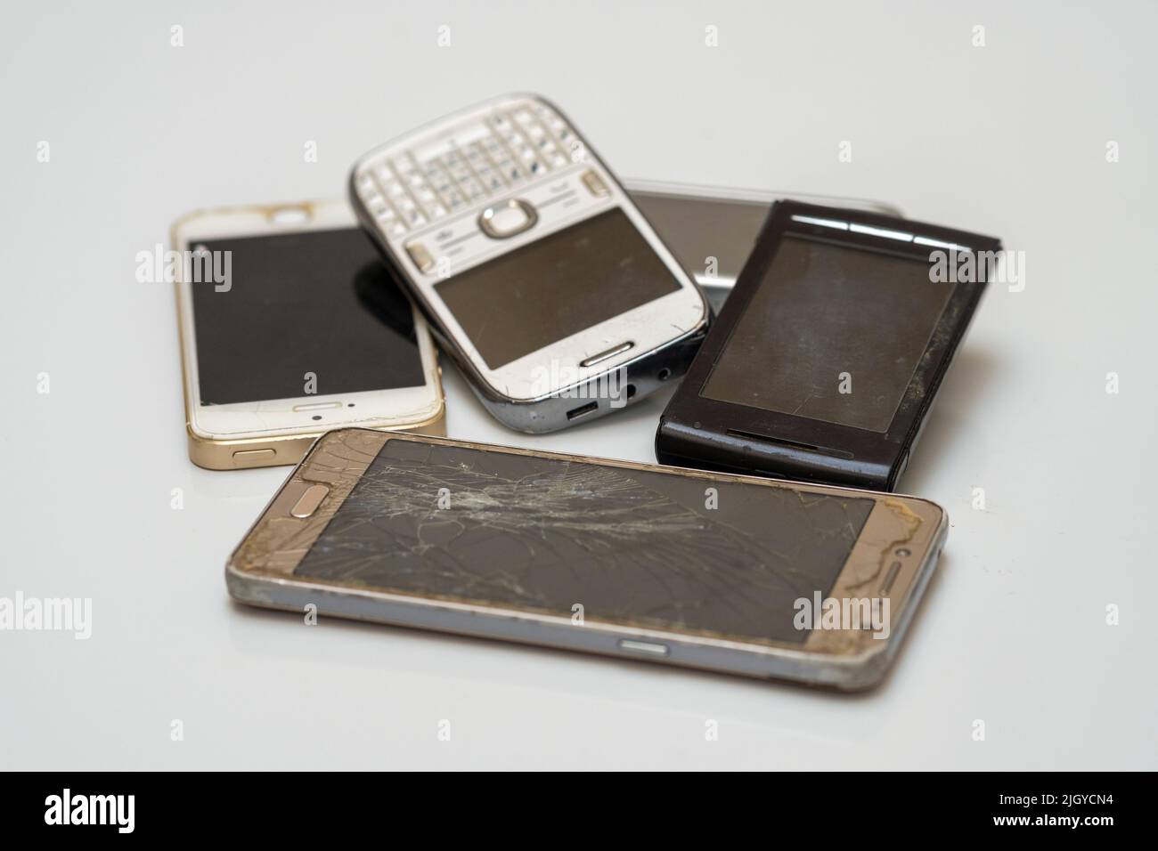Un primer plano de los smartphones dañados desechados Foto de stock