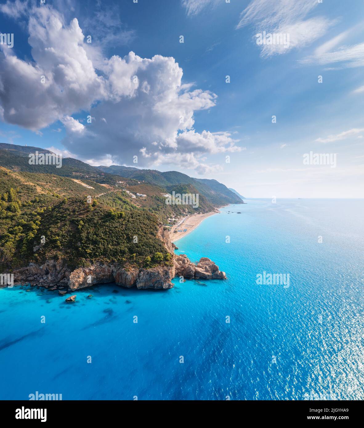 Vista aérea de mar azul, roca, playa de arena al atardecer en verano Foto de stock