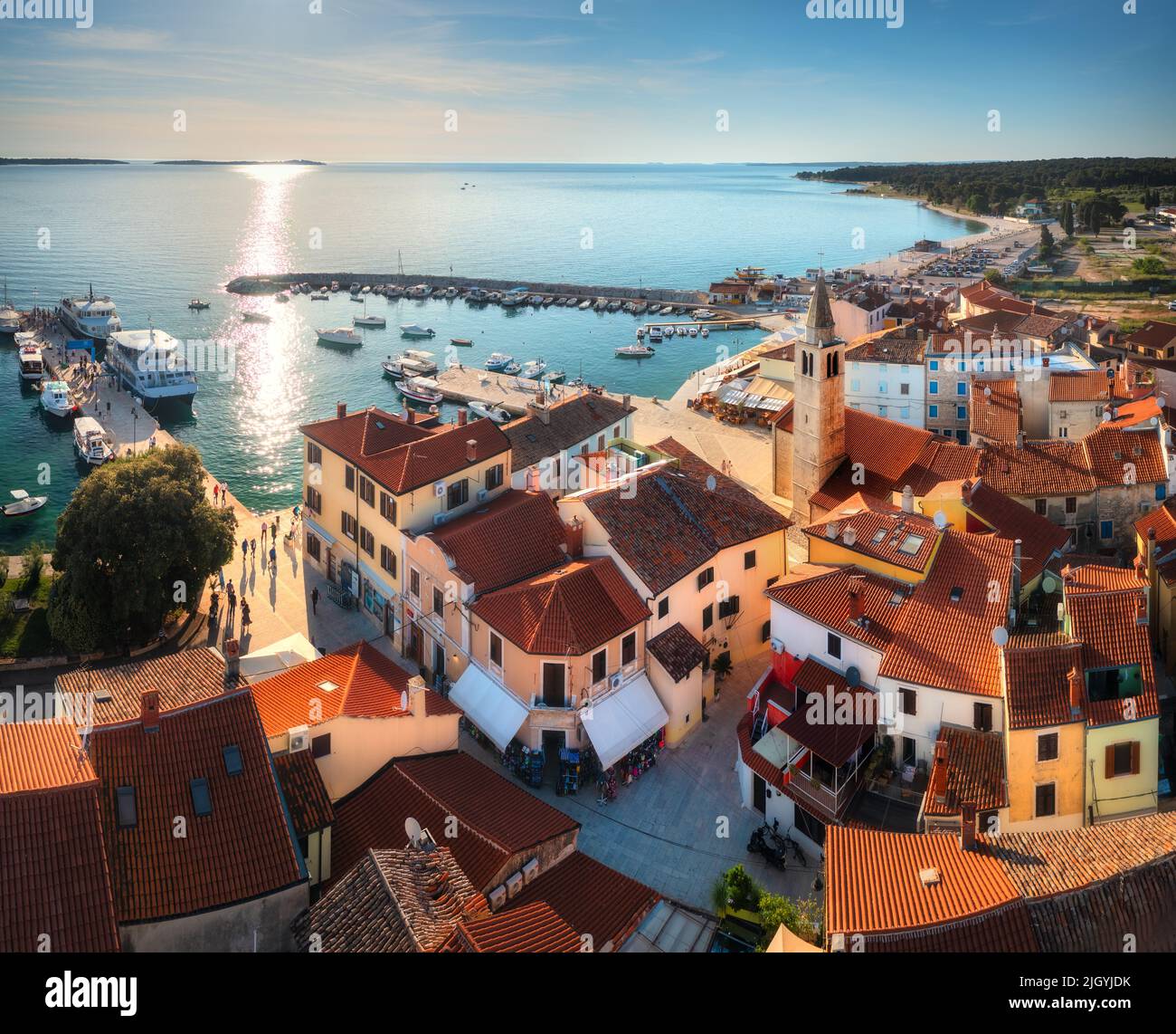Vista aérea de la hermosa ciudad antigua, casas de colores, barcos Foto de stock