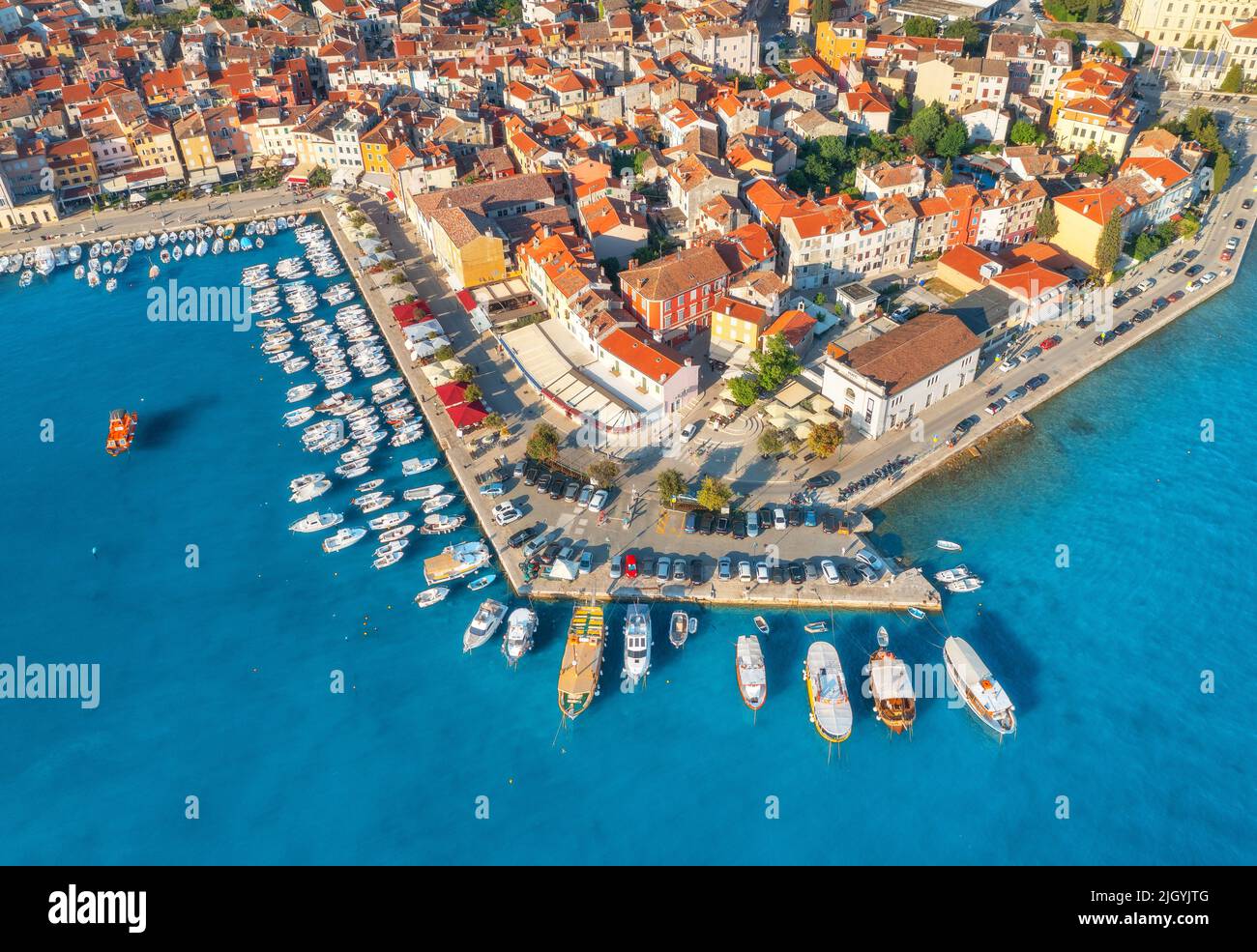 Vista aérea del hermoso casco antiguo, el mar, barcos y yates Foto de stock