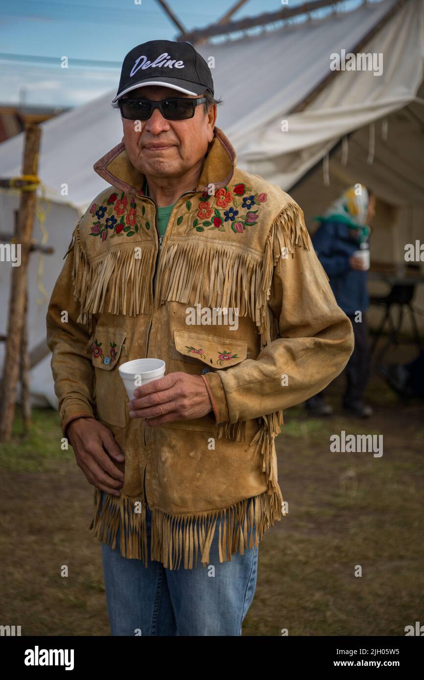 El difunto George Cleary, líder indígena de los dene, usando chaqueta de  moosehide curtido tradicional, en la comunidad norteña de Deline,  Territorios del Noroeste Fotografía de stock - Alamy