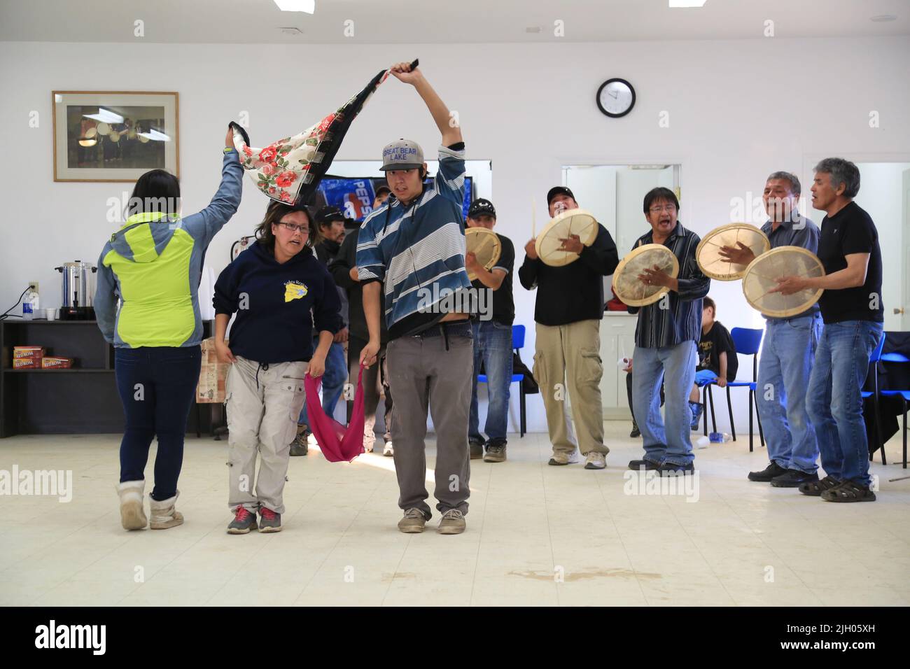 Jóvenes adultos indígenas bailando un baile tradicional con pañuelo al
