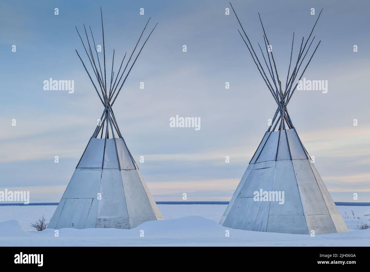 Dos teepees en invierno en la comunidad indígena del norte de Deline, Territorios del Noroeste, Canadá. Foto de stock