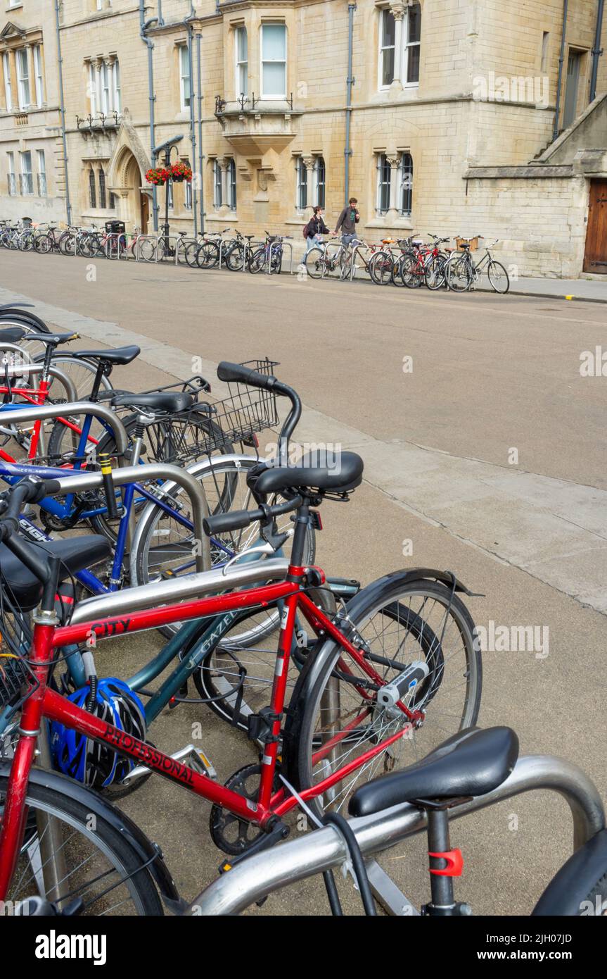 Bicicletas para estudiantes estacionadas en la calle principal, Oxford, Reino Unido 2022 Foto de stock