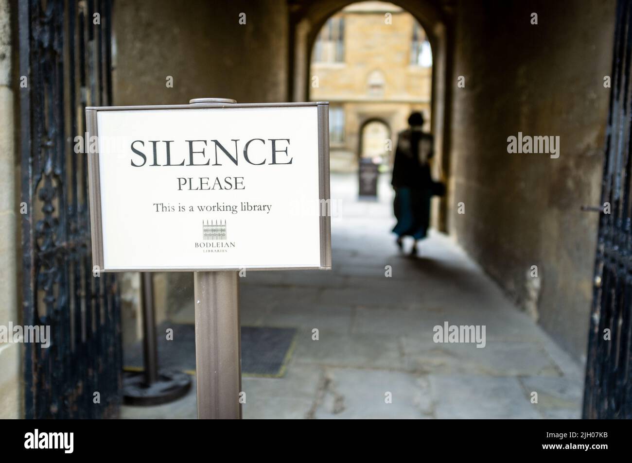Señal de silencio en la entrada de la Bodleian Library, Oxford, Reino Unido 2022 Foto de stock