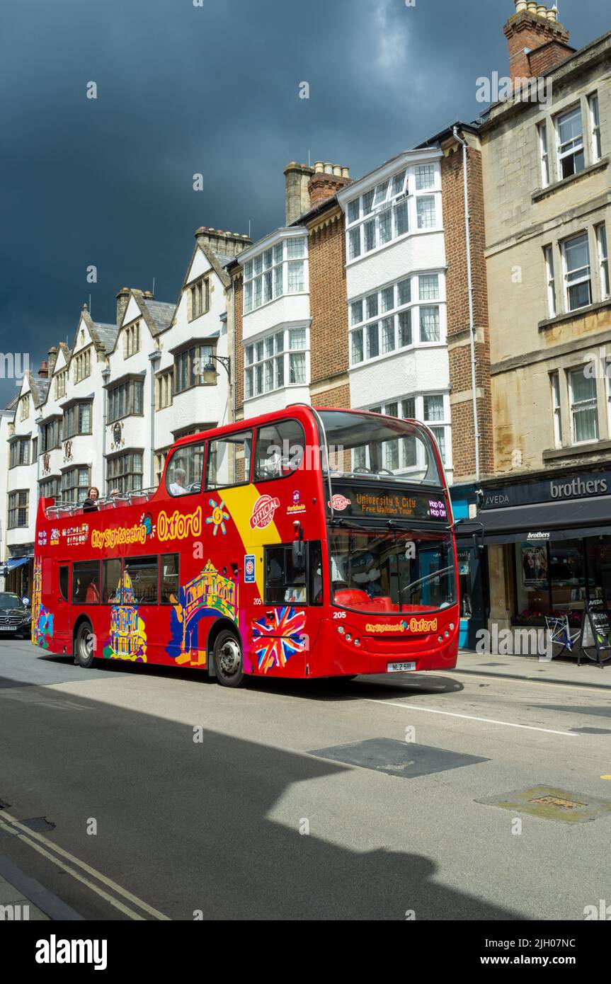 Autobuses y autocares para turistas, centro de Oxford, Reino Unido 2022 Foto de stock