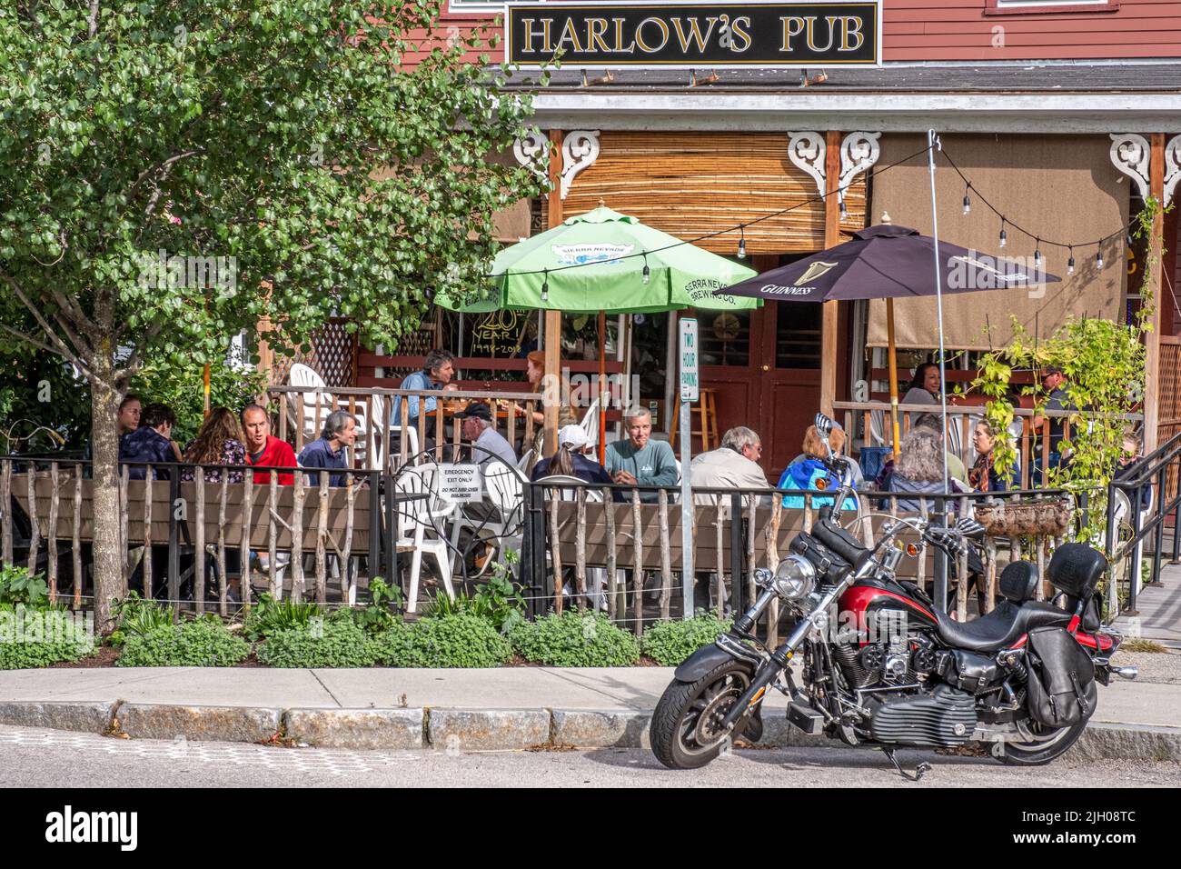 Los clientes disfrutan de un día al aire libre en Harlow's Pub en Peterborough, New Hampshire Foto de stock