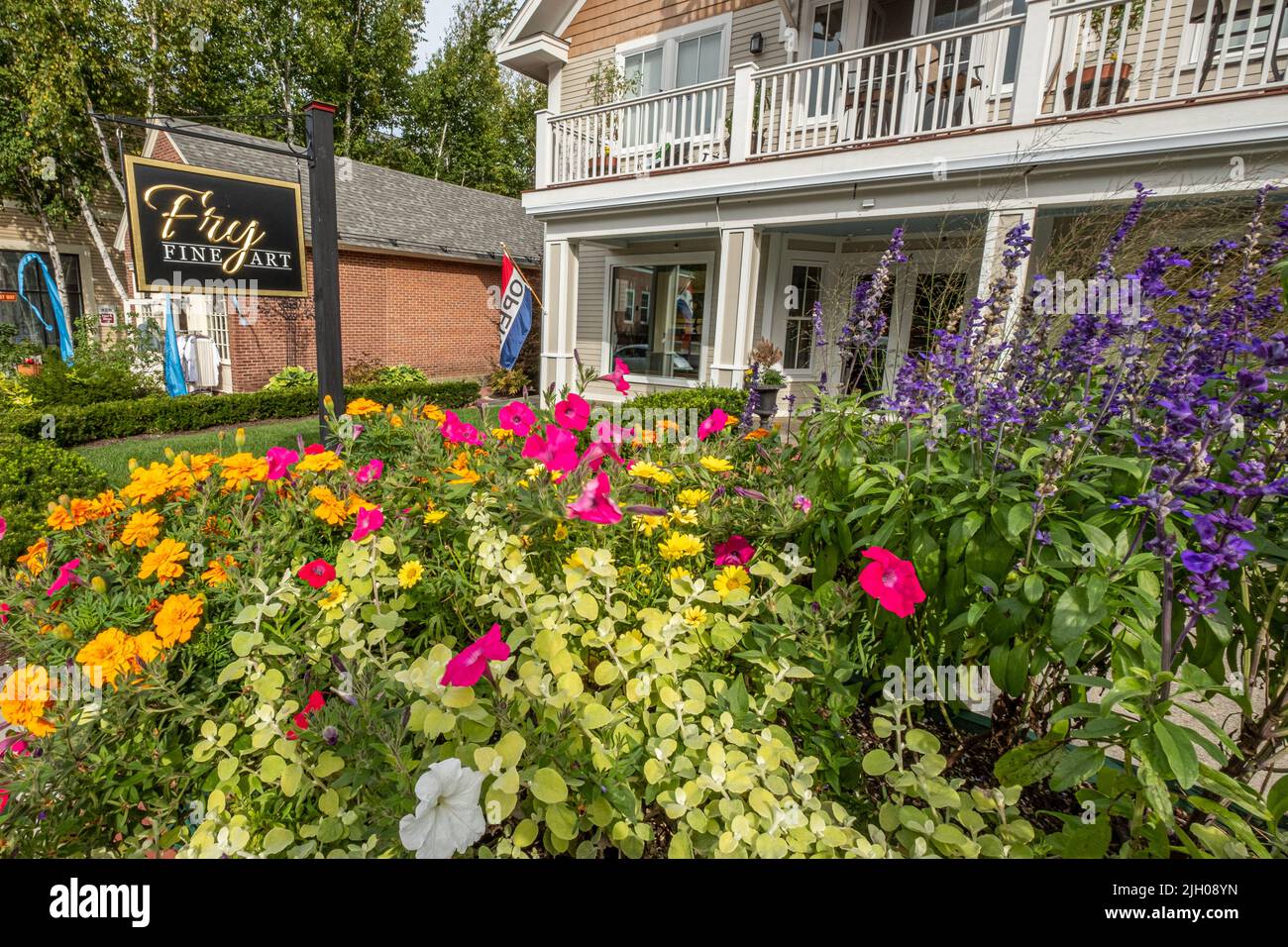 Flores adornan la fachada de Fry Fine Art business en Peterborough, New Hampshire Foto de stock