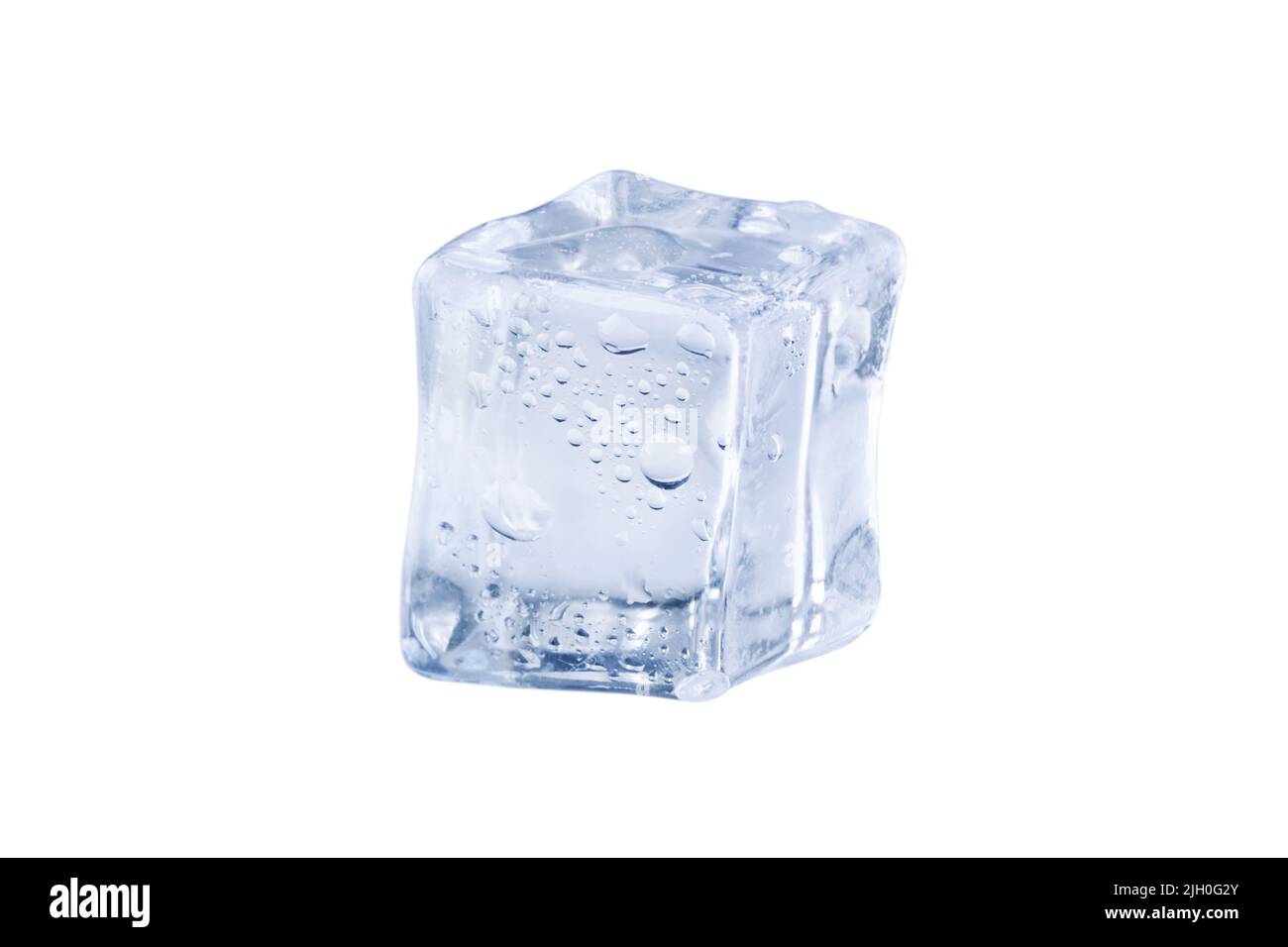 Bandeja de hielo con hielo y cubitos de hielo derretido en blanco