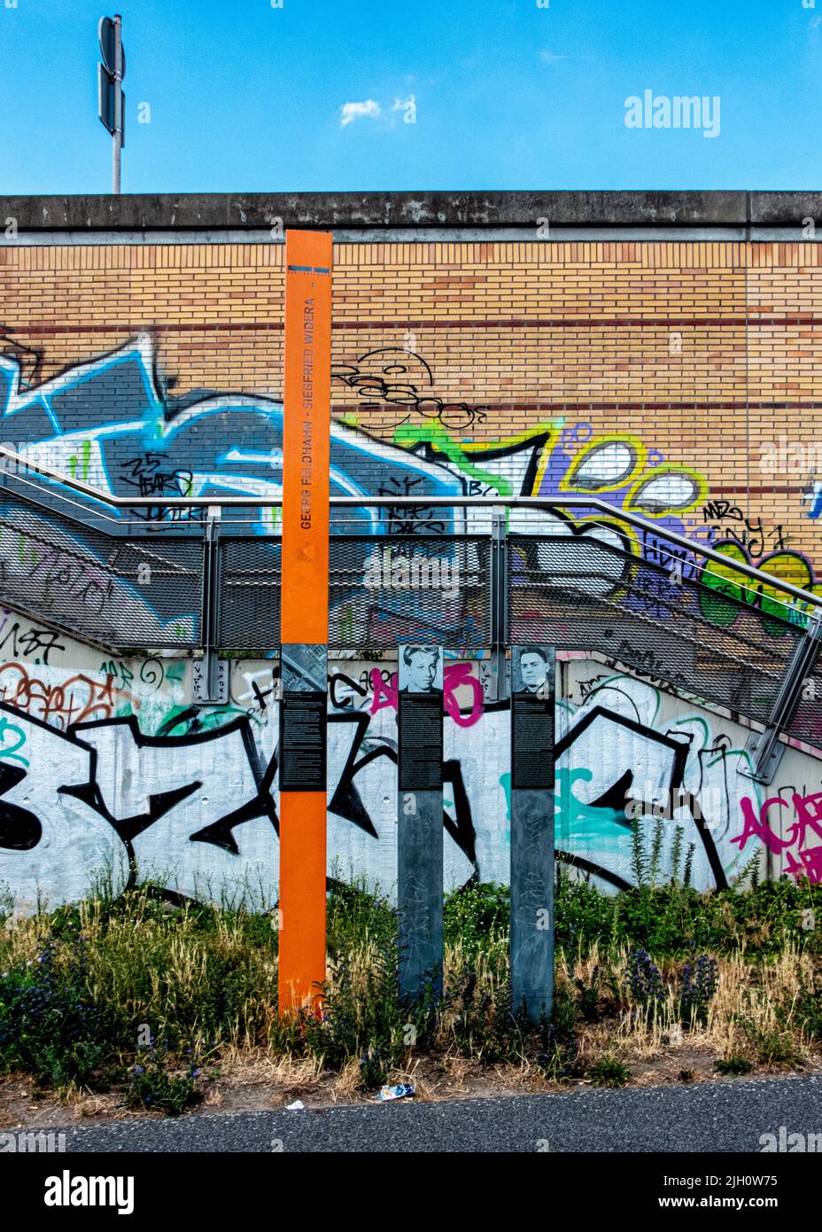 Marcadores conmemorativos para las víctimas del Muro de Berlín Georg Feldhahn & Siegfried Widera junto al canal Teltow - Johannisthal, Berlín, Alemania. Foto de stock