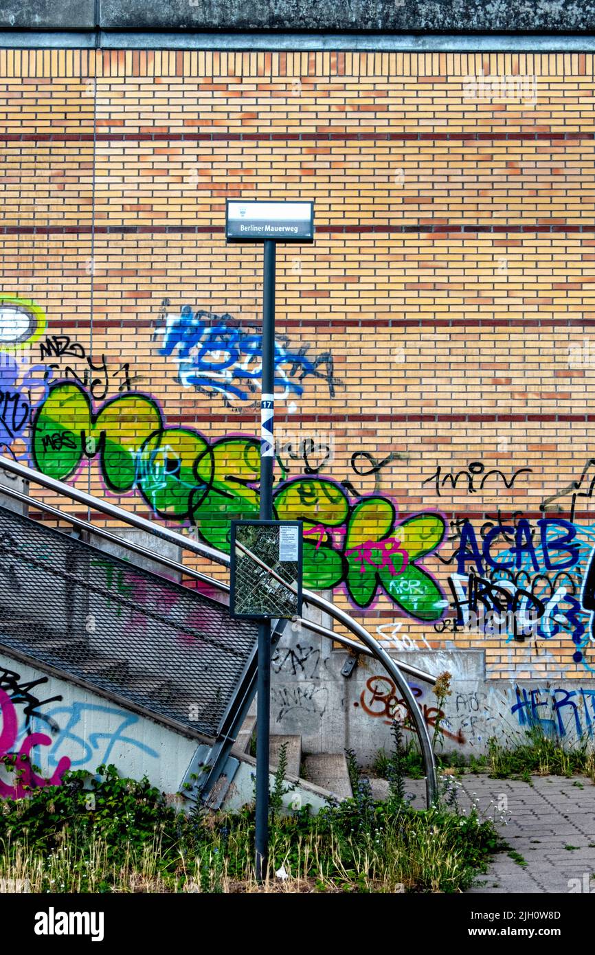 Berliner Mauerweg signo y mapa. La señal del muro de Berlín hace sitio de la pared de Berlín junto a los pasos del puente Massante - Johannisthal, Berlín, Alemania. Foto de stock