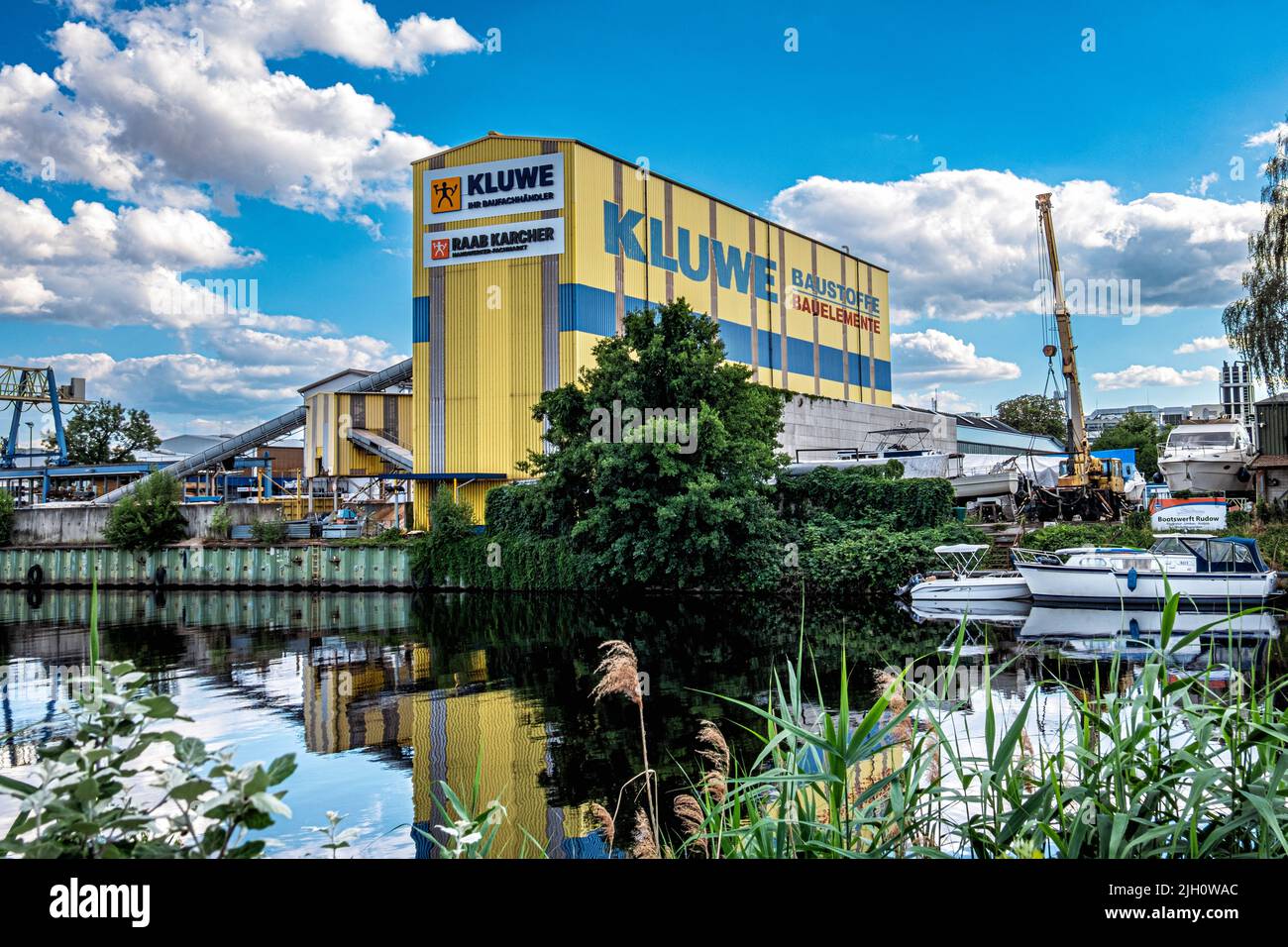 Kluwe Building materials & Bootswerft Rudow, Taller de barcos junto al canal Teltow, Kanalstraße, Rudow, Berlín Foto de stock
