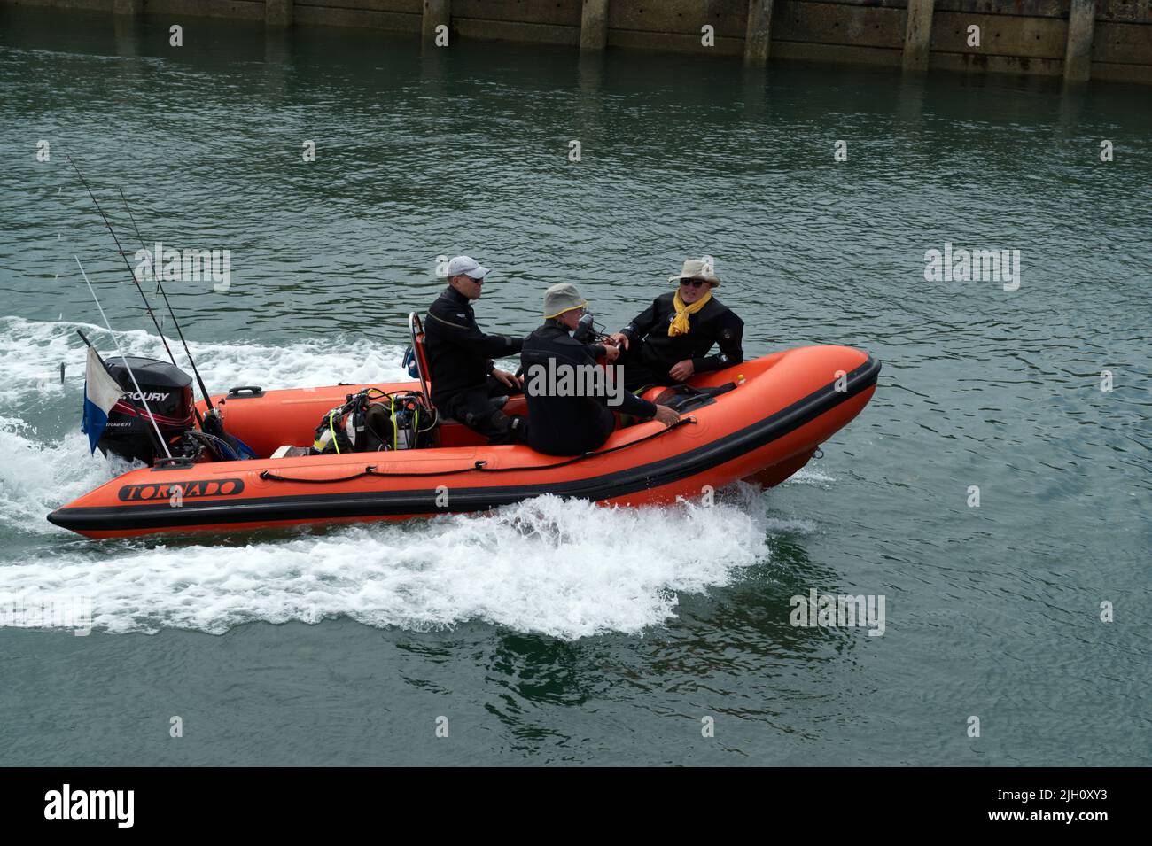 Un Tornado Semi Rig regresando a Littlehampton en el Río Arun después de un viaje de buceo y pesca. Foto de stock