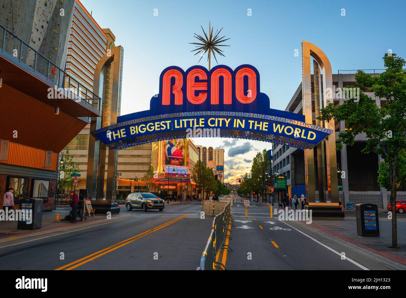 Reno La pequeña ciudad más grande en el signo del arco del mundo en el centro de Reno, Nevada Foto de stock