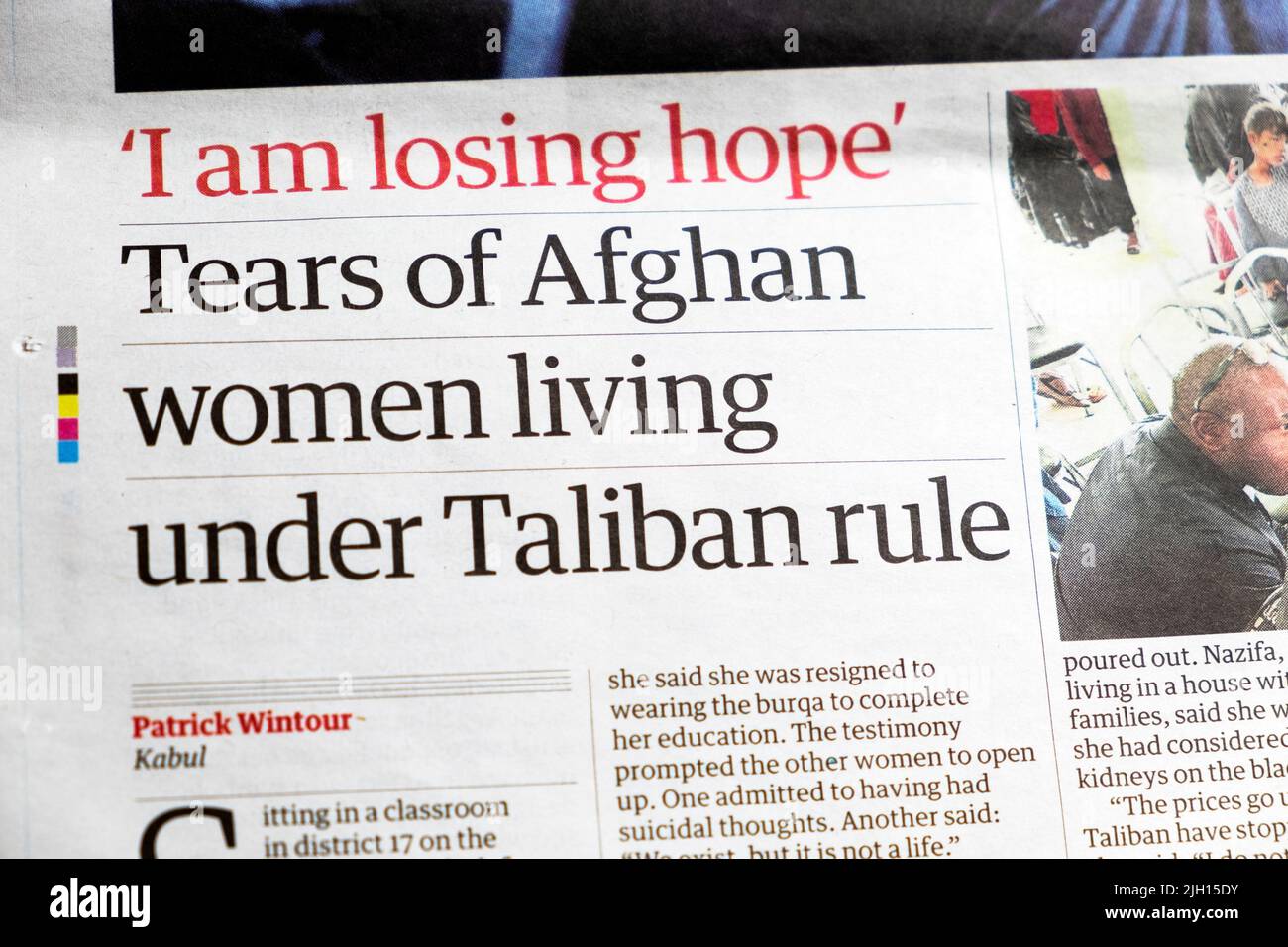 'Estoy perdiendo la esperanza' 'Lágrimas de las mujeres afganas que viven bajo el dominio talibán' Periódico Guardian Afghanistan artículo 2022 Londres Reino Unido Foto de stock