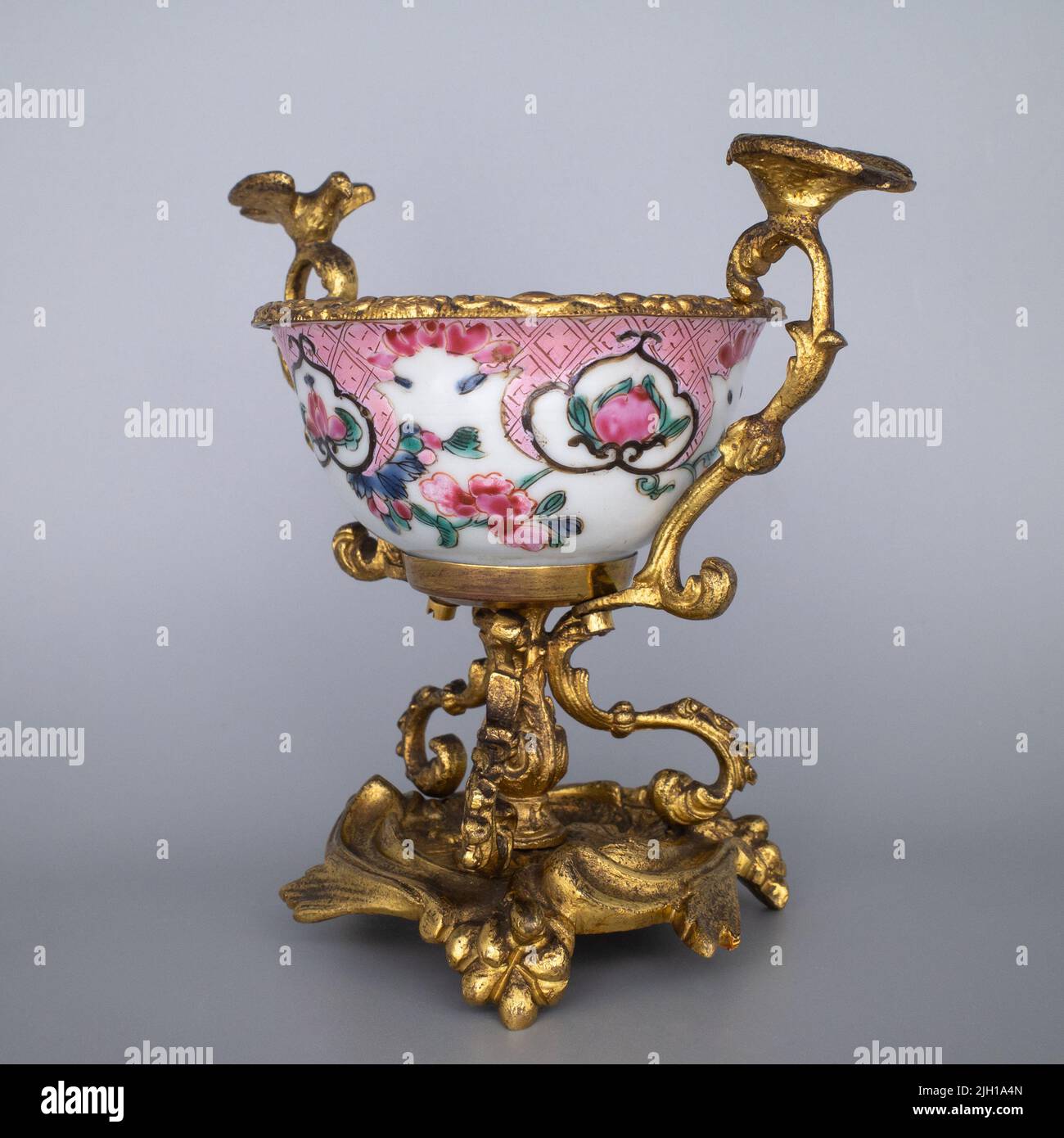Exportación del Período Chino Antiguo Yongzheng Copa de Porcelana Famille Rose con montajes Ormolu Foto de stock