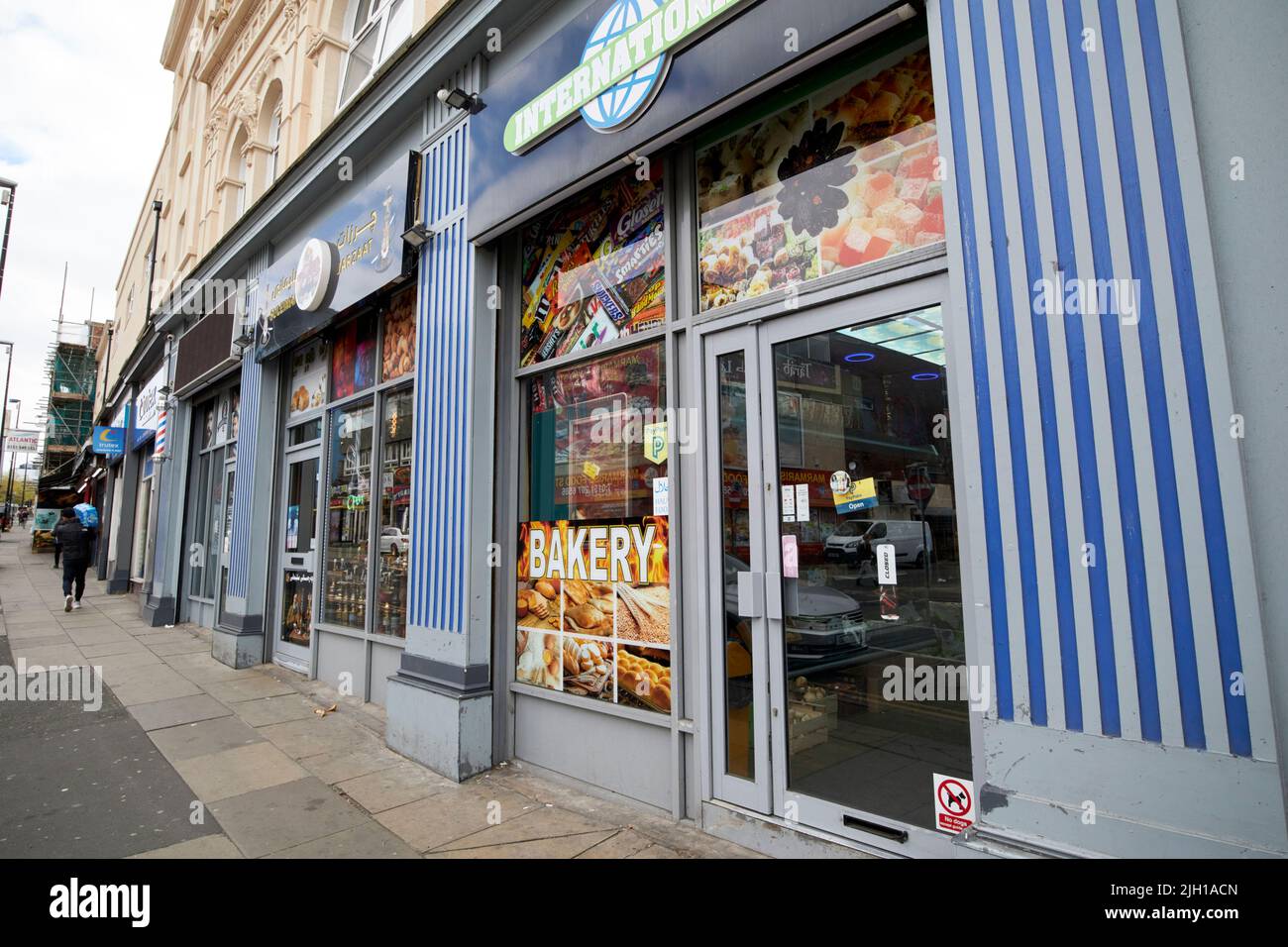 Tiendas y tiendas de comida para inmigrantes London road Liverpool England UK Foto de stock
